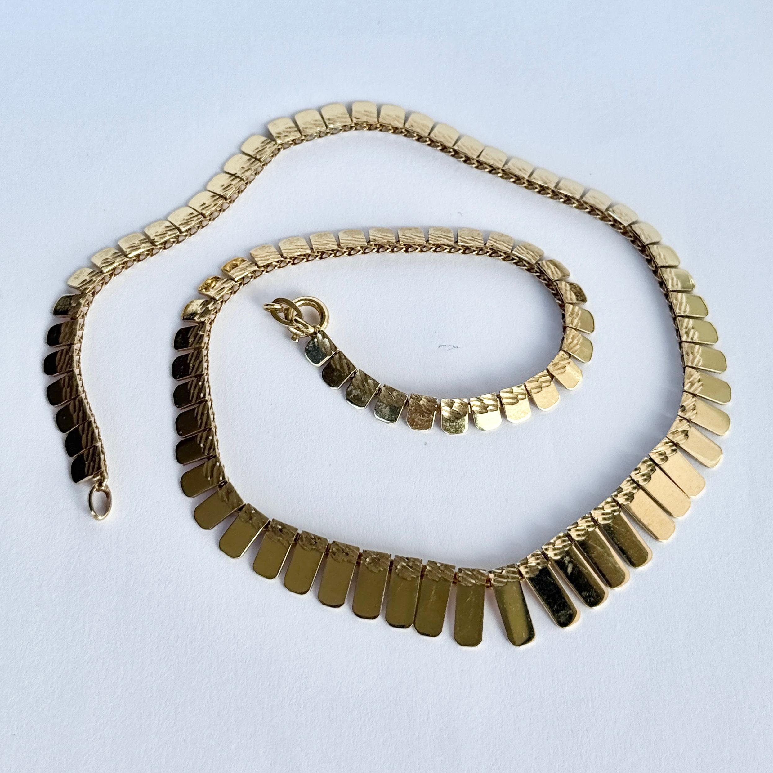 Questo bellissimo collare d'epoca in oro 9ct è piatto e sta benissimo. Si chiude con una semplice fibbia. 

Lunghezza: 42,5 cm
Punto più largo e più sottile: 12-4,5 mm 

Peso: 18.6 g