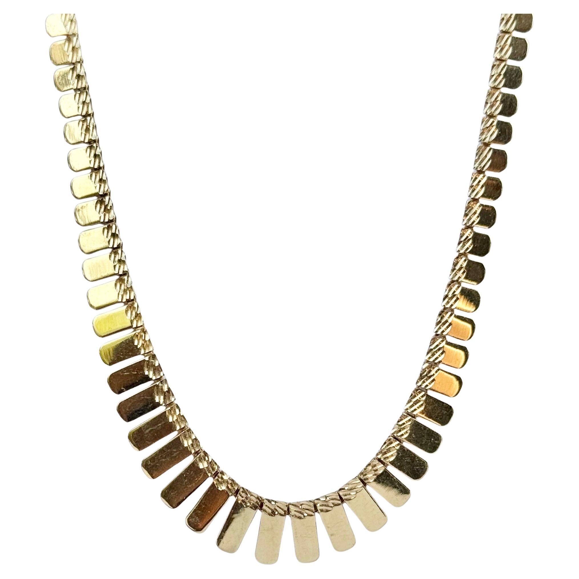 Collana d'epoca con catena d'oro a 9 carati in vendita