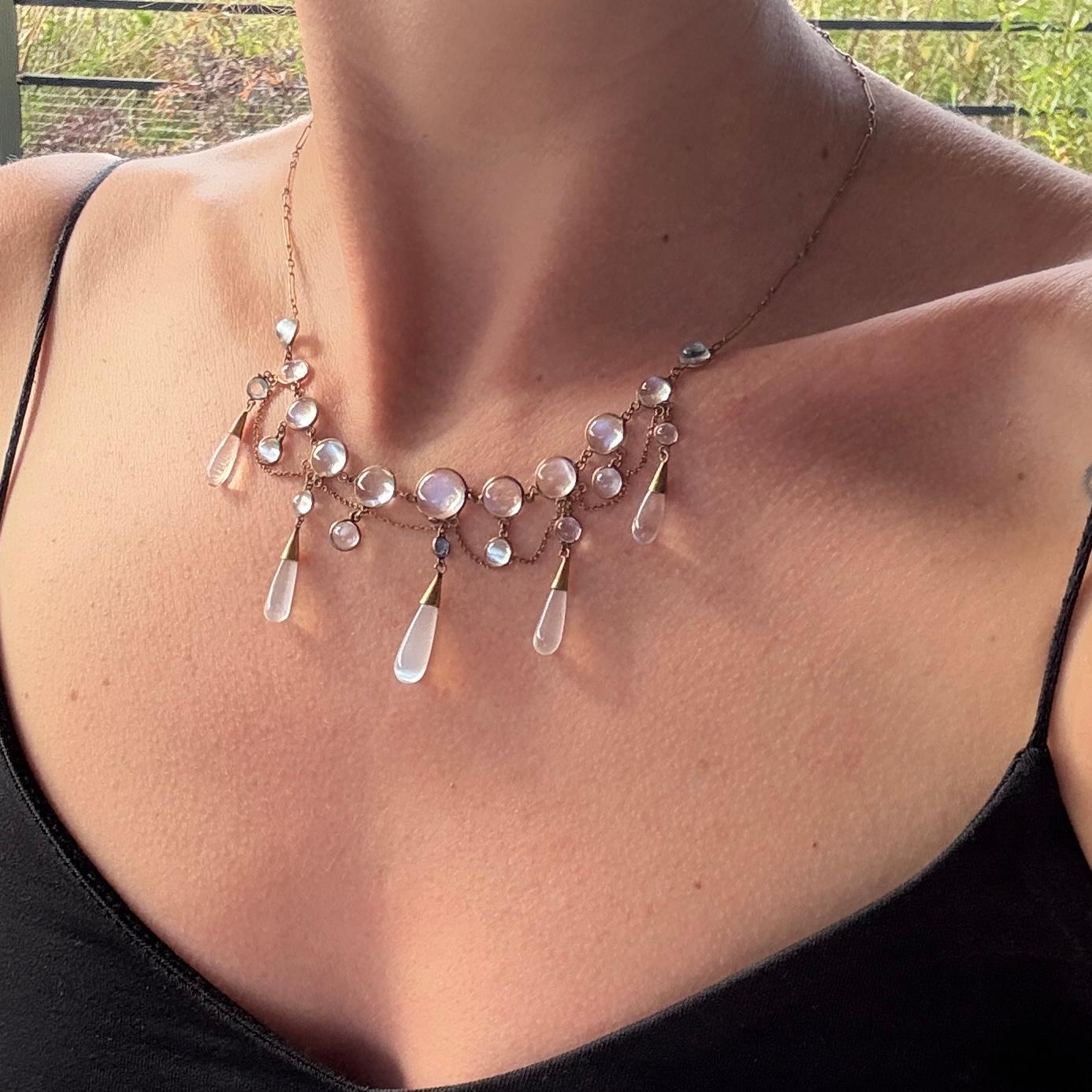 Collana con frange in pietra di luna, zaffiro e oro 9 carati vintage In condizioni buone in vendita a Chipping Campden, GB