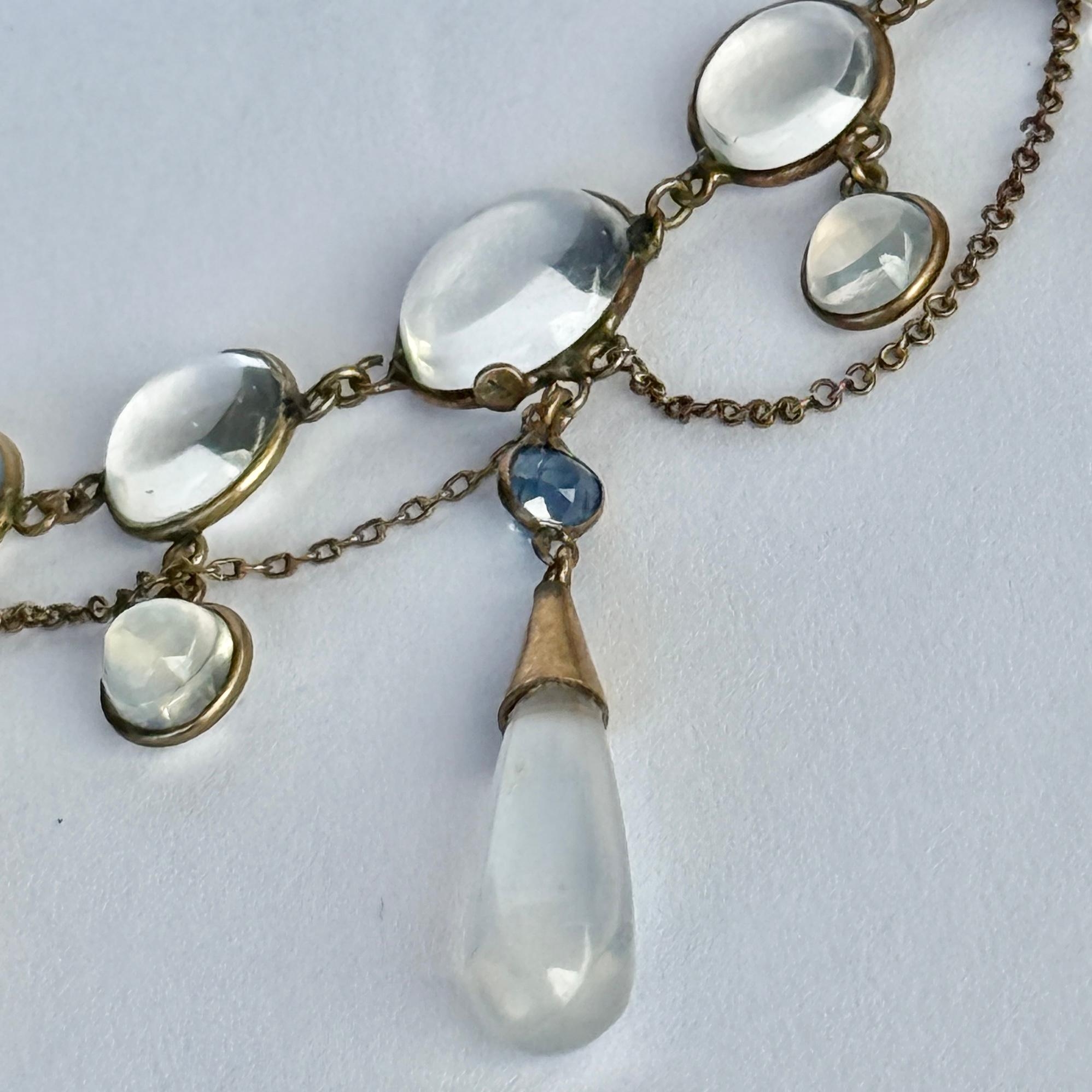 Cabochon Collana con frange in pietra di luna, zaffiro e oro 9 carati vintage in vendita