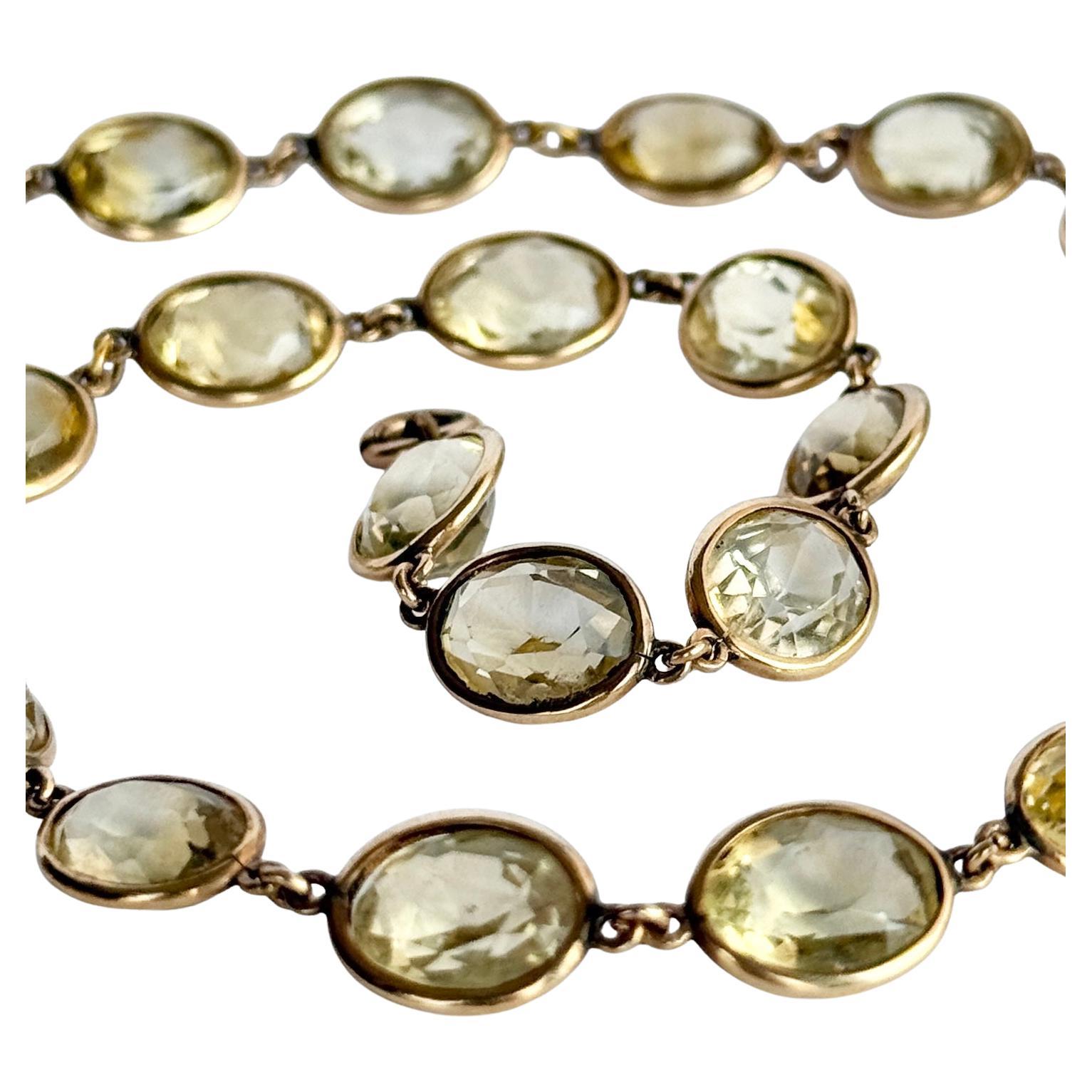 Questa splendida collana contiene 28 pietre incastonate in una semplice montatura. Le pietre sono tutte della stessa dimensione. Modellato in oro 15 carati.  

Lunghezza: 44 cm
Dimensioni della pietra: 10x8 mm

Peso: 19.4 g 