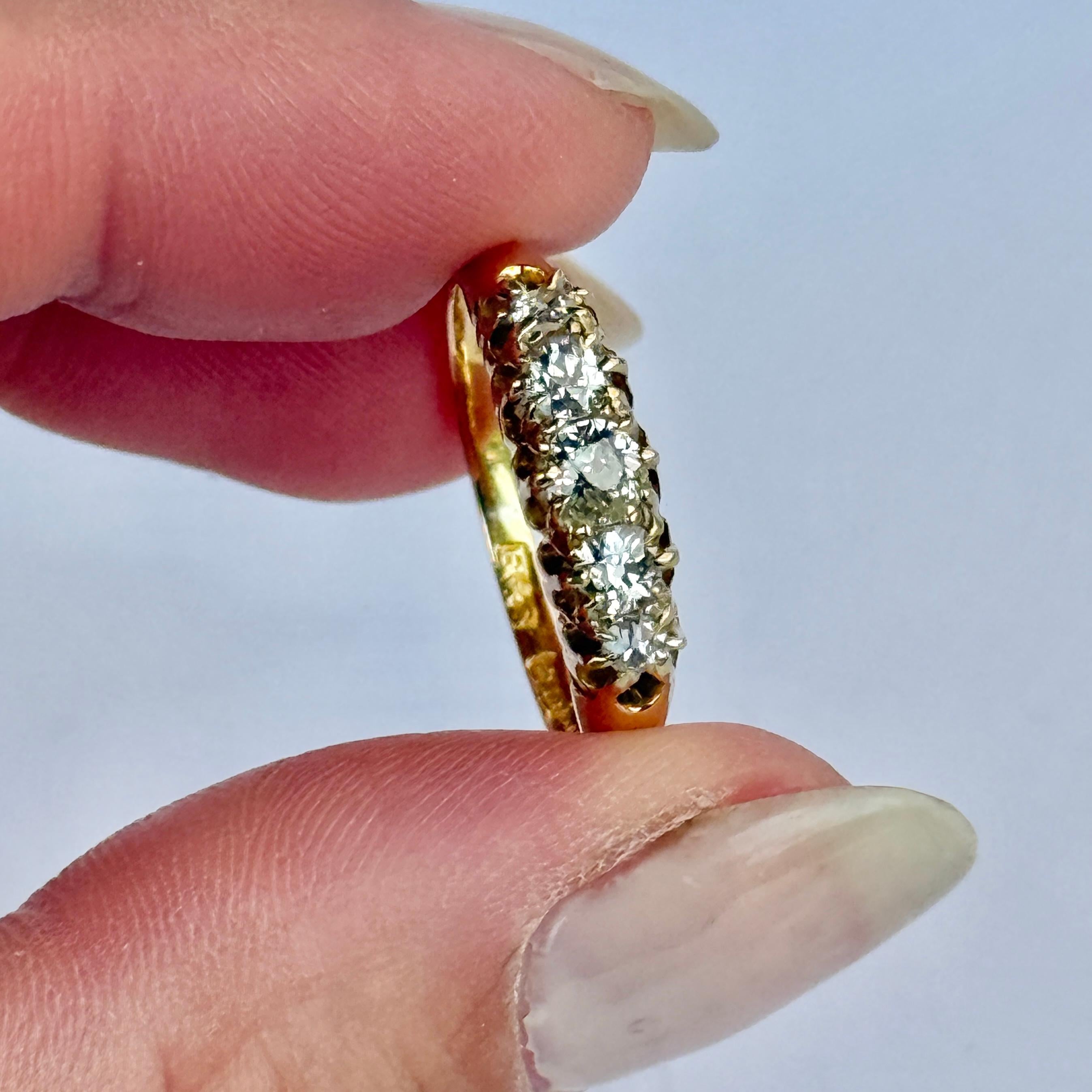 In questo anello in oro 18 carati sono incastonati cinque diamanti. Il diamante centrale misura 20pt e i diamanti più piccoli misurano 7pt ciascuno. Il totale dei diamanti di questo anello è di 54pts. Marchio Birmingham 1886.

Misura dell'anello: O