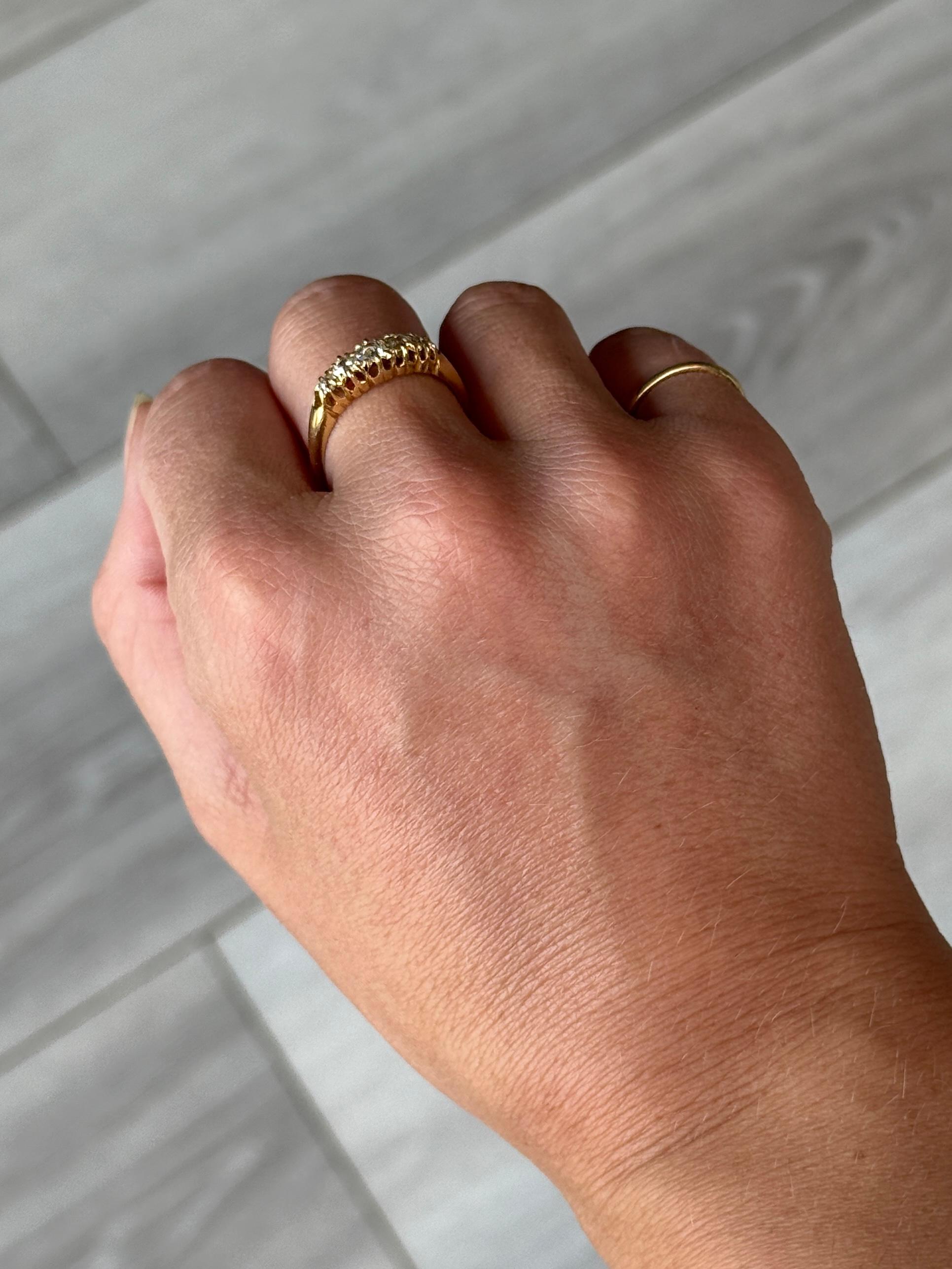 Taglio vecchia miniera Anello vittoriano a cinque pietre con diamanti e oro 18 carati in vendita