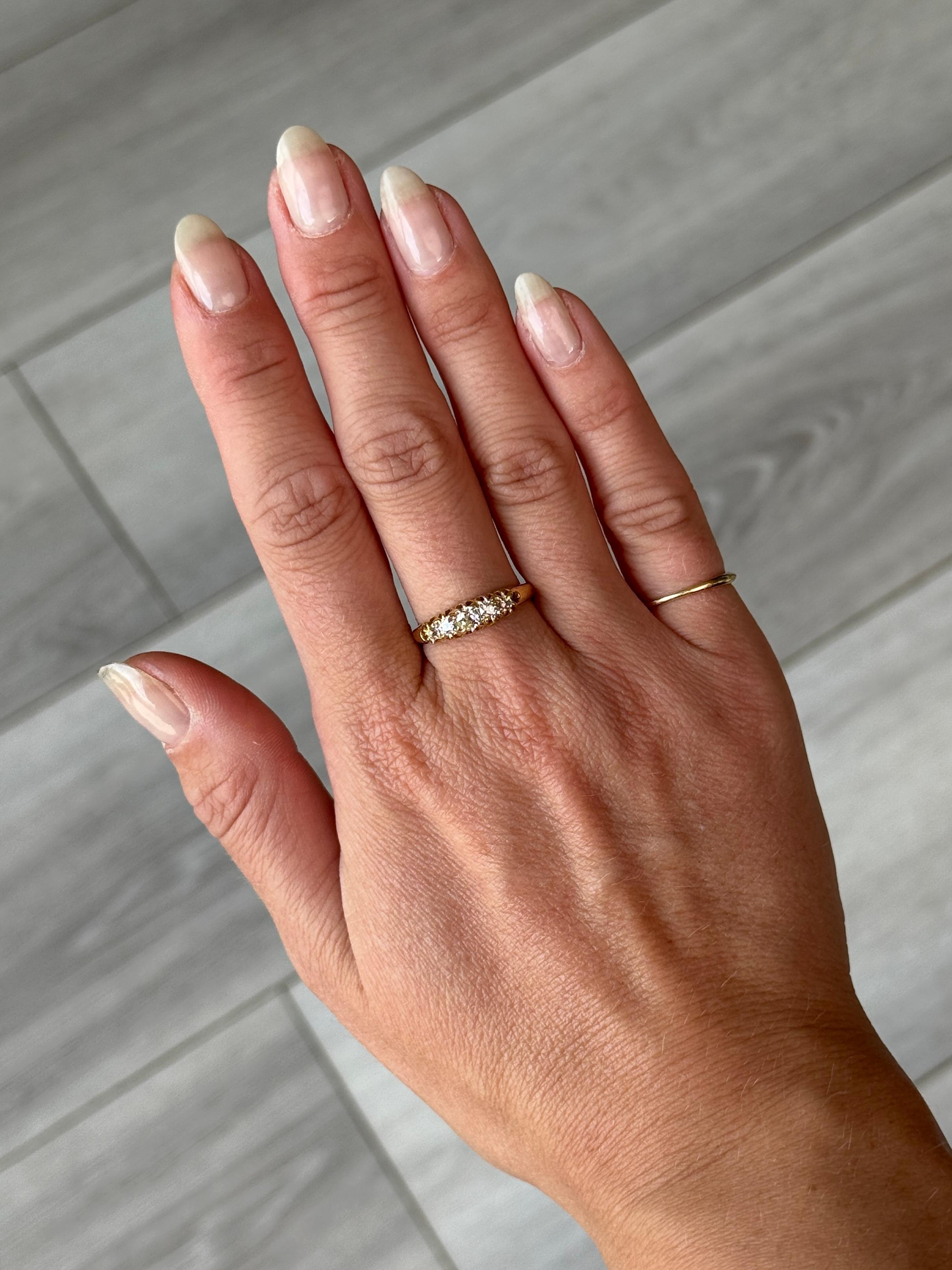 Vittoriano Anello vittoriano a cinque pietre con diamanti e oro 18 carati in vendita