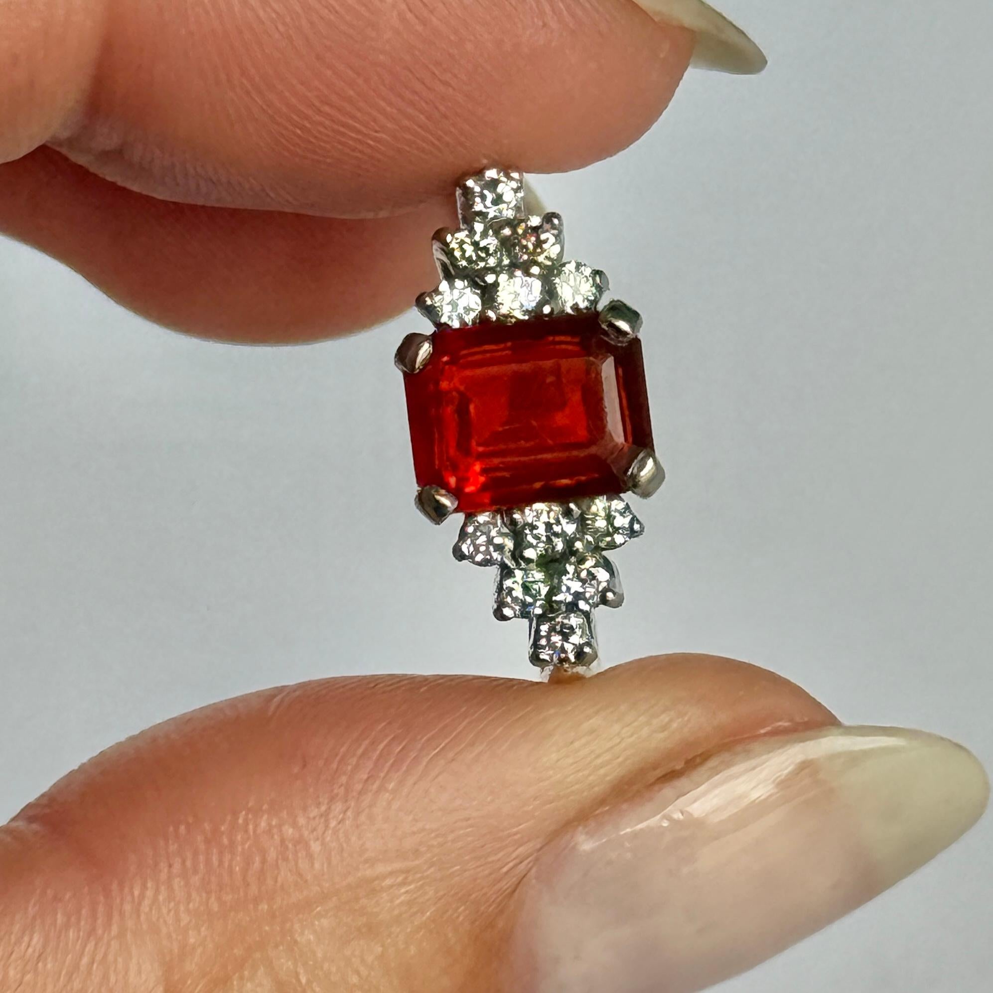 Feueropale haben die auffälligste leuchtend orange Farbe. Der Feueropal im Smaragdschliff hat ein so feuriges Glühen. Die Diamanten sind in Platin gefasst und haben einen Gesamtumfang von ca. 36 pts. Es wird angenommen, dass der Feueropal das Gefühl