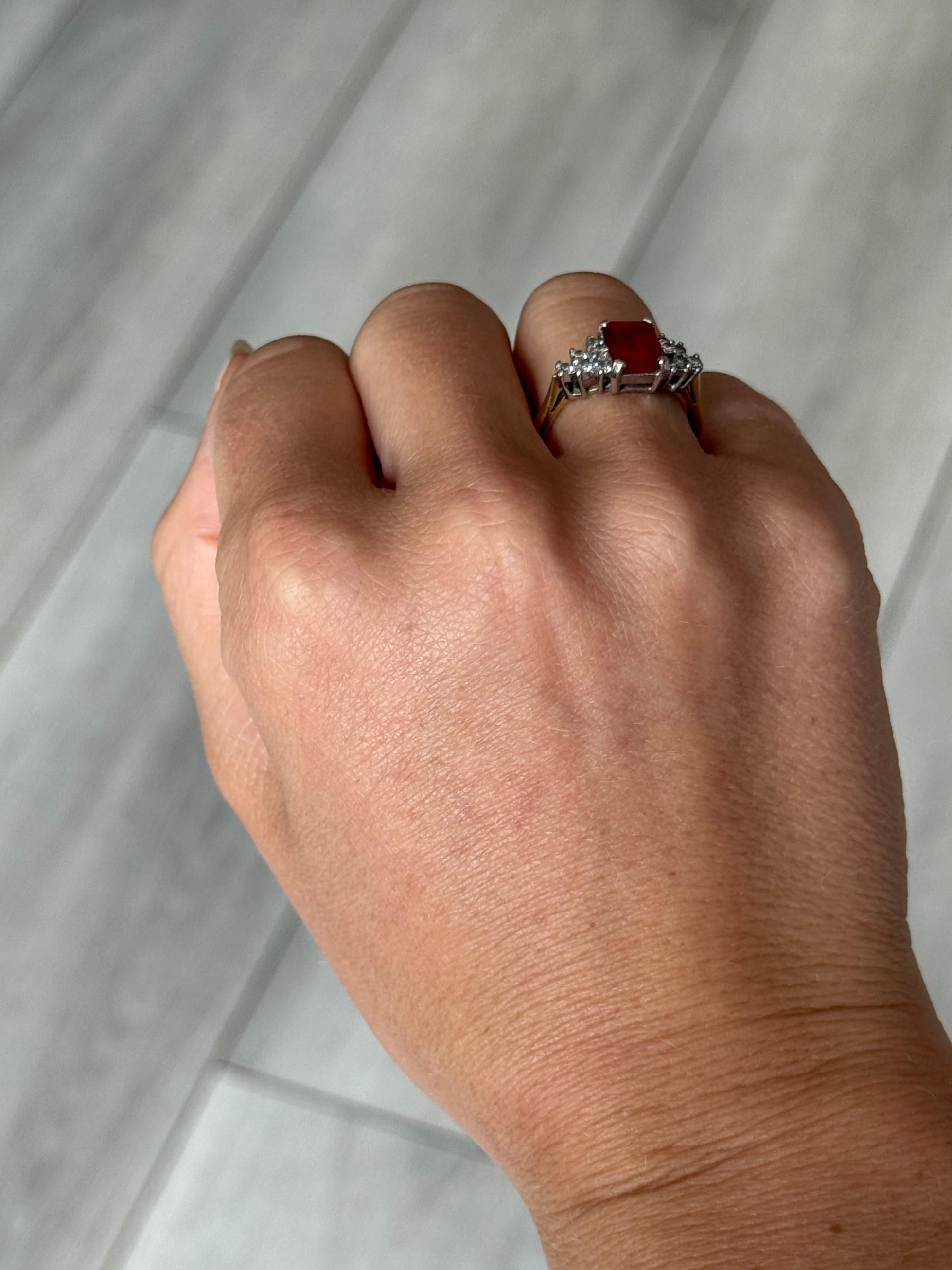 Vintage Feuer Opal und Diamant 18 Karat Cluster Ring (Smaragdschliff) im Angebot