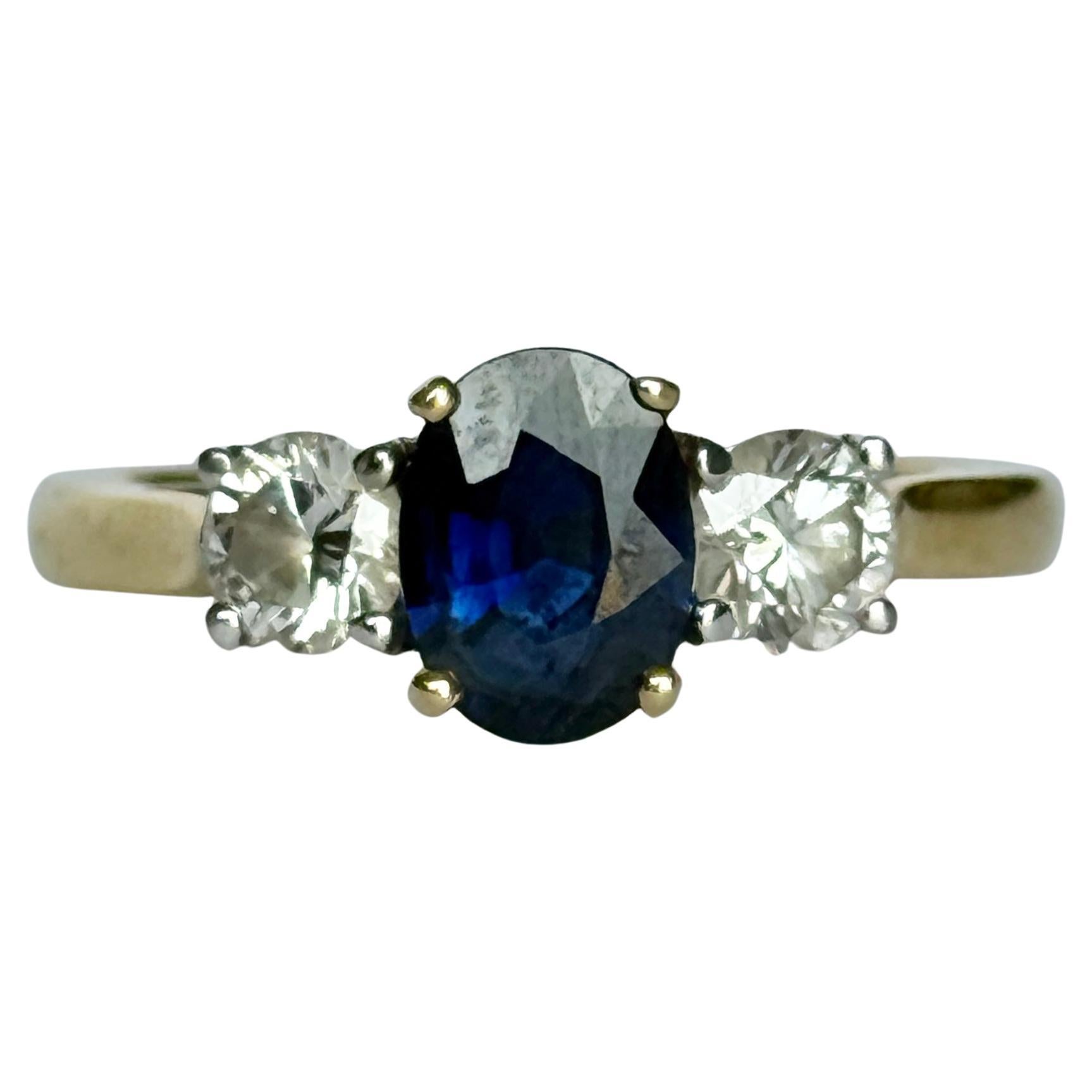 Vintage Sapphire and Diamond 18 Carat Gold Three Stone Ring (bague à trois pierres en or 18 carats)
