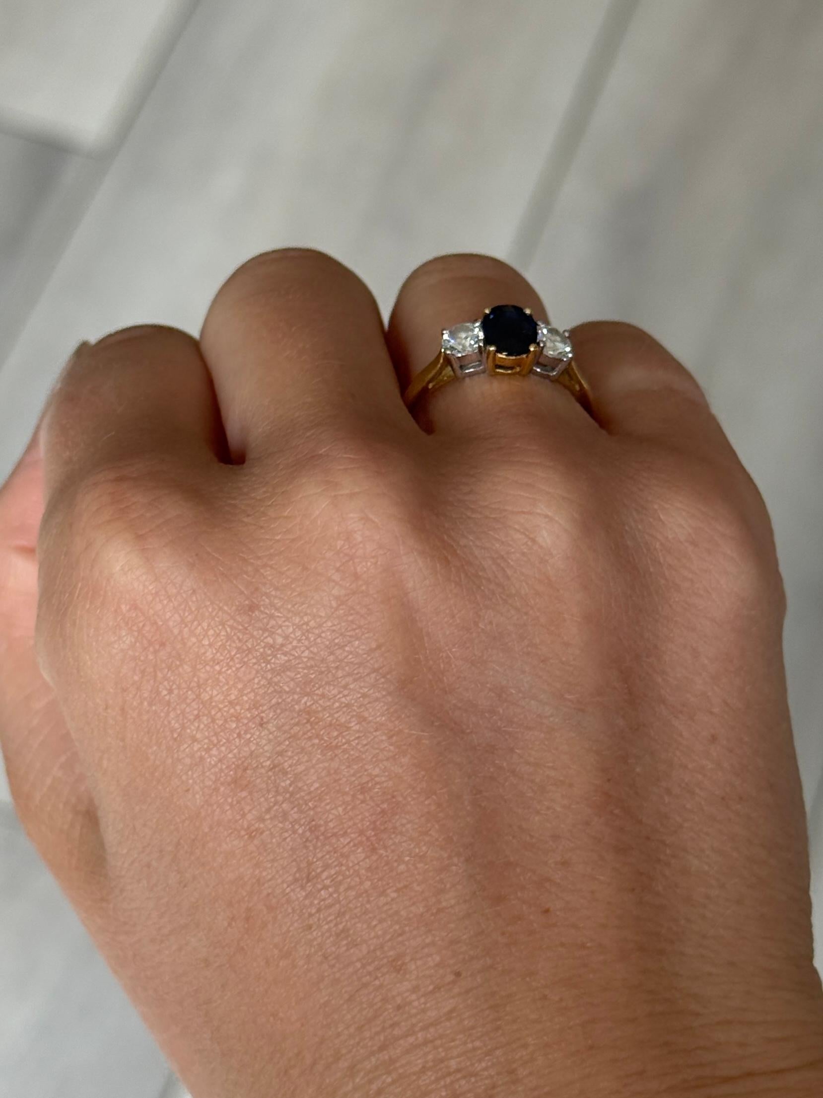 Questo anello è così bello, con uno zaffiro da 75pt al centro e un diamante da 25pt ai lati. Modellato in oro 18 carati e con marchio completo Londra 1956.

Misura dell'anello: O o 7 1/4
Altezza dal dito: 5 mm

Peso: 3.9 g
