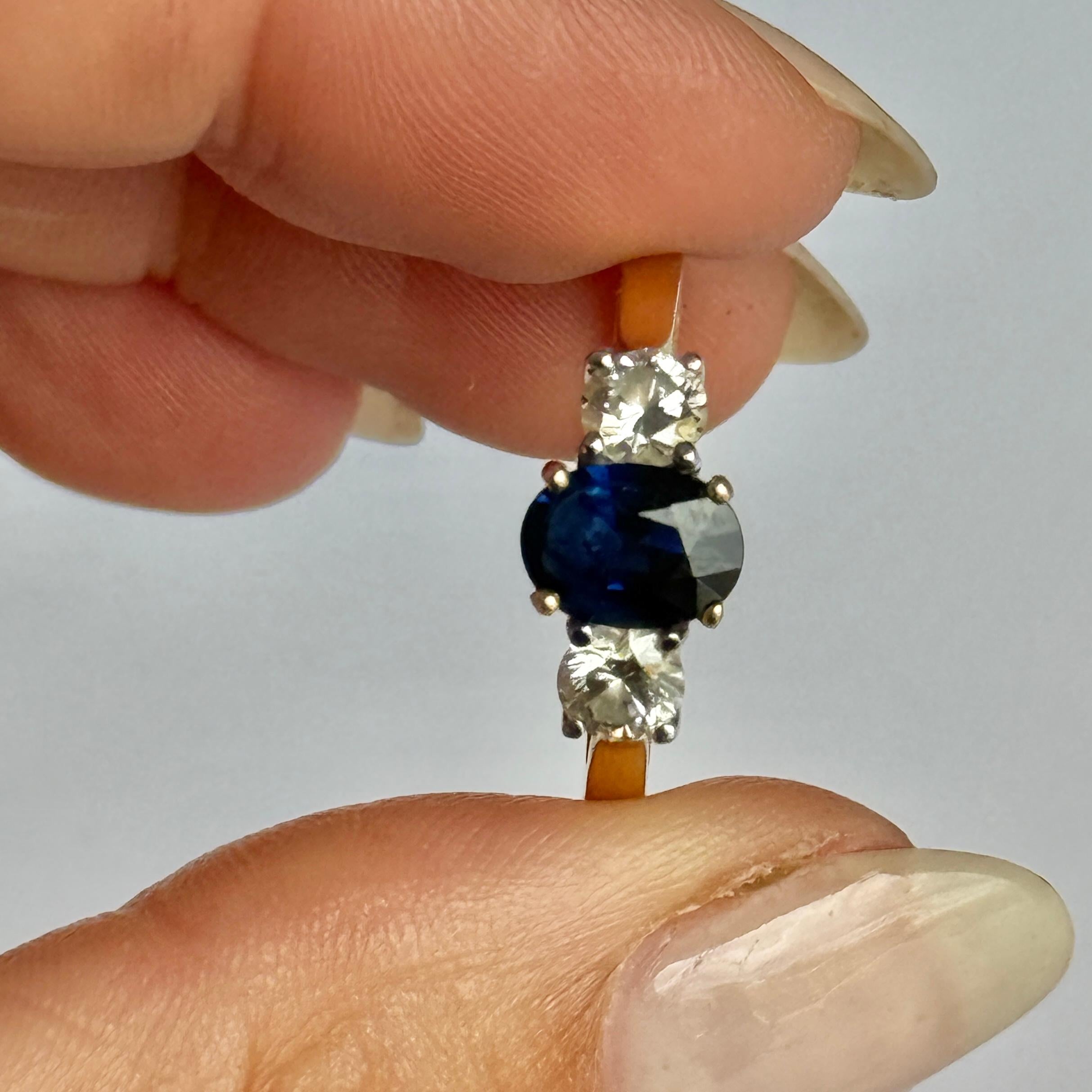 Anello a tre pietre in oro 18 carati con zaffiro e diamante vintage In condizioni buone in vendita a Chipping Campden, GB