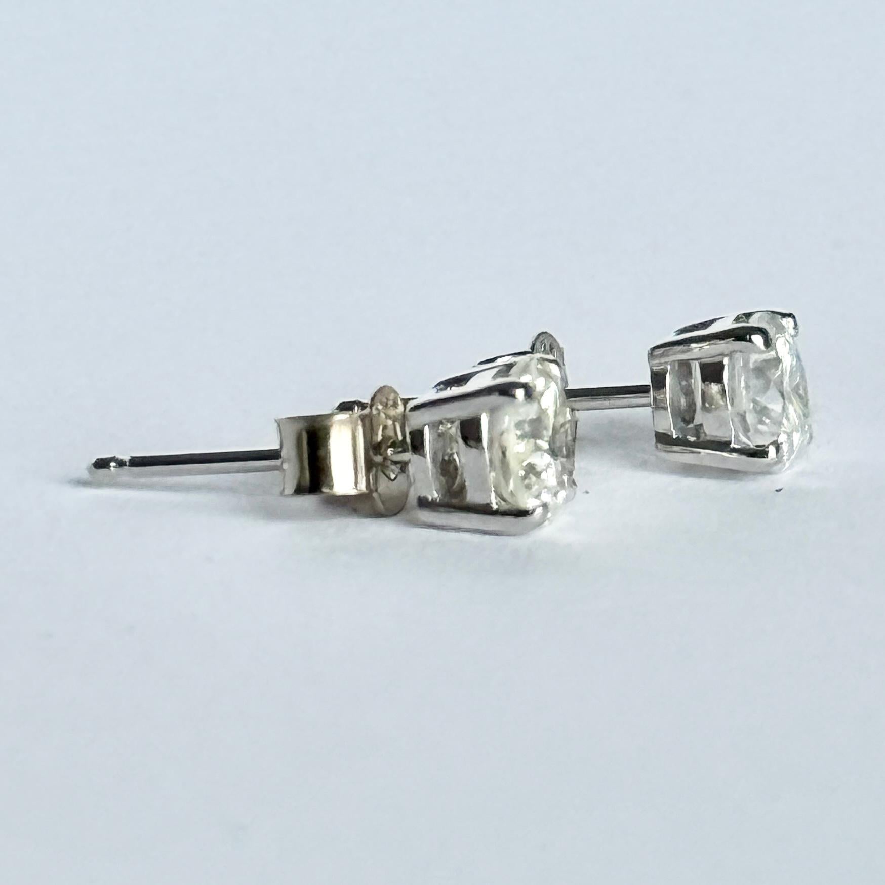 Taille brillant Boucles d'oreilles en or blanc 18 carats et diamants en vente