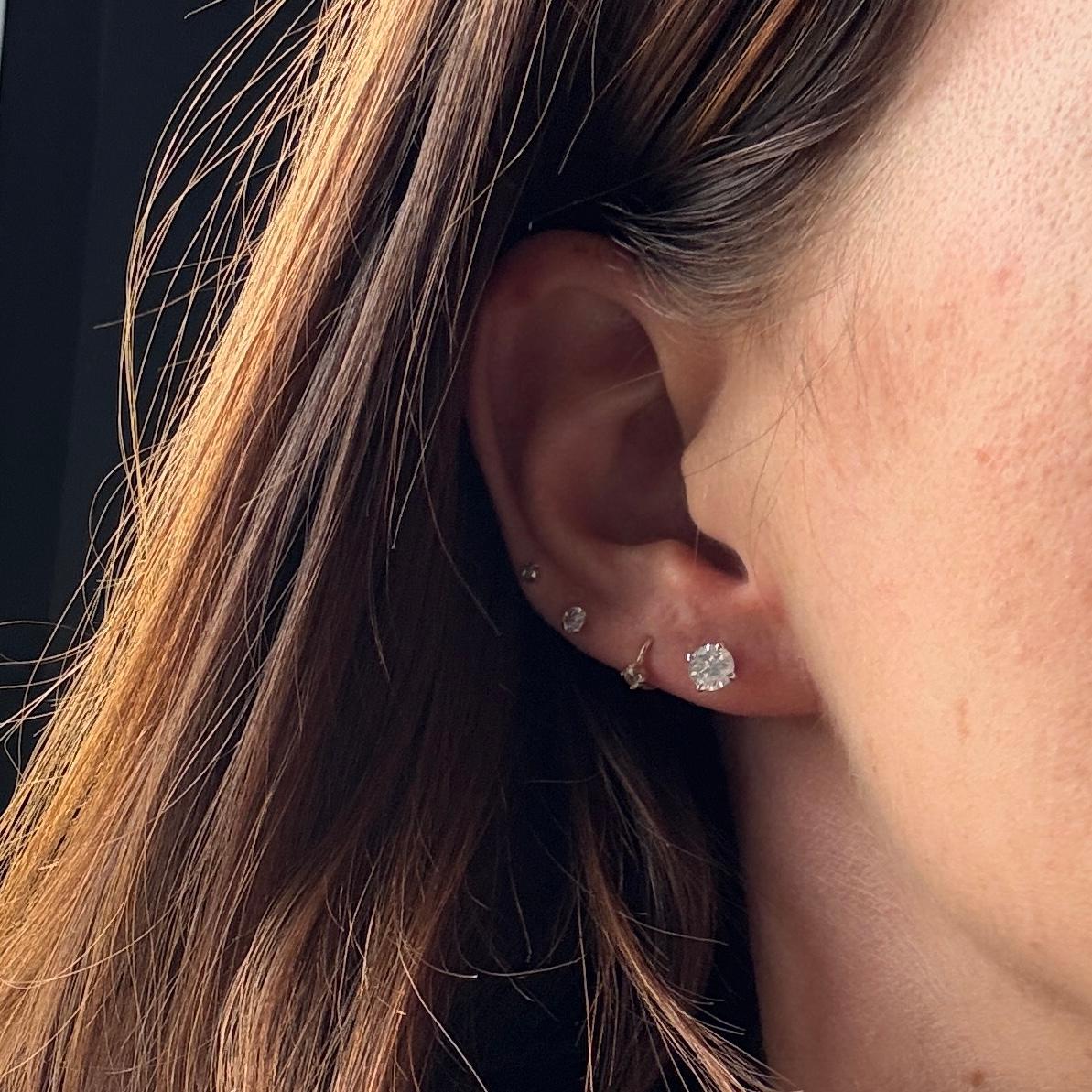 Une jolie paire de boucles d'oreilles en diamant scintillant. Chaque boucle d'oreille accueille un diamant blanc brillant mesurant 60pts chacun. Modèle en or blanc 18 carats. 

Hauteur du clou d'oreille : 4.5mm 
Diamètre du diamant : 6 mm

Poids :