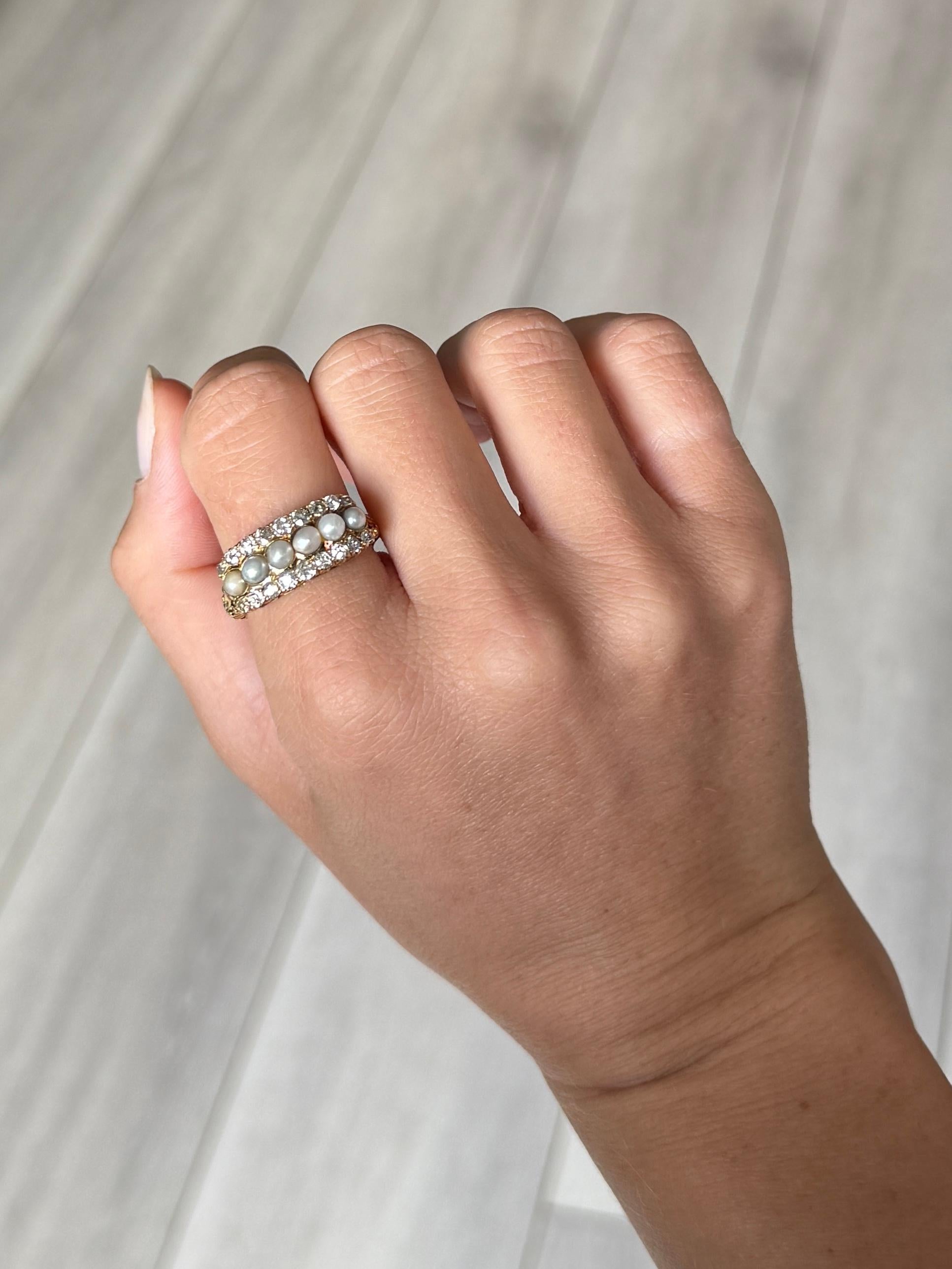 Vittoriano Anello vittoriano a cinque pietre con perle e diamanti in oro 18 carati in vendita