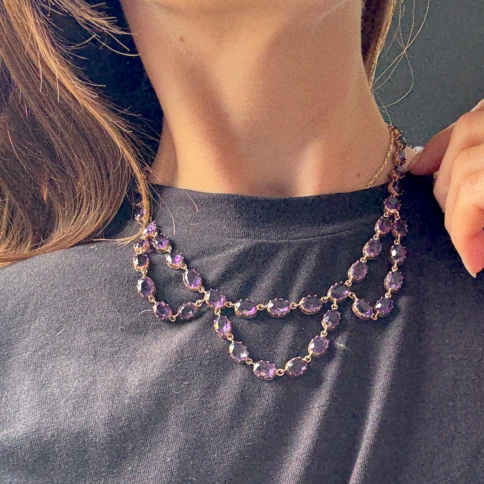 Le pietre di ametista sono di un ricco colore viola e si abbinano perfettamente alla montatura in oro. Le pietre hanno una dimensione leggermente diversa dal centro della collana fino alla chiusura. 

Lunghezza: 43 cm 
Dimensioni della pietra: 5x7 -