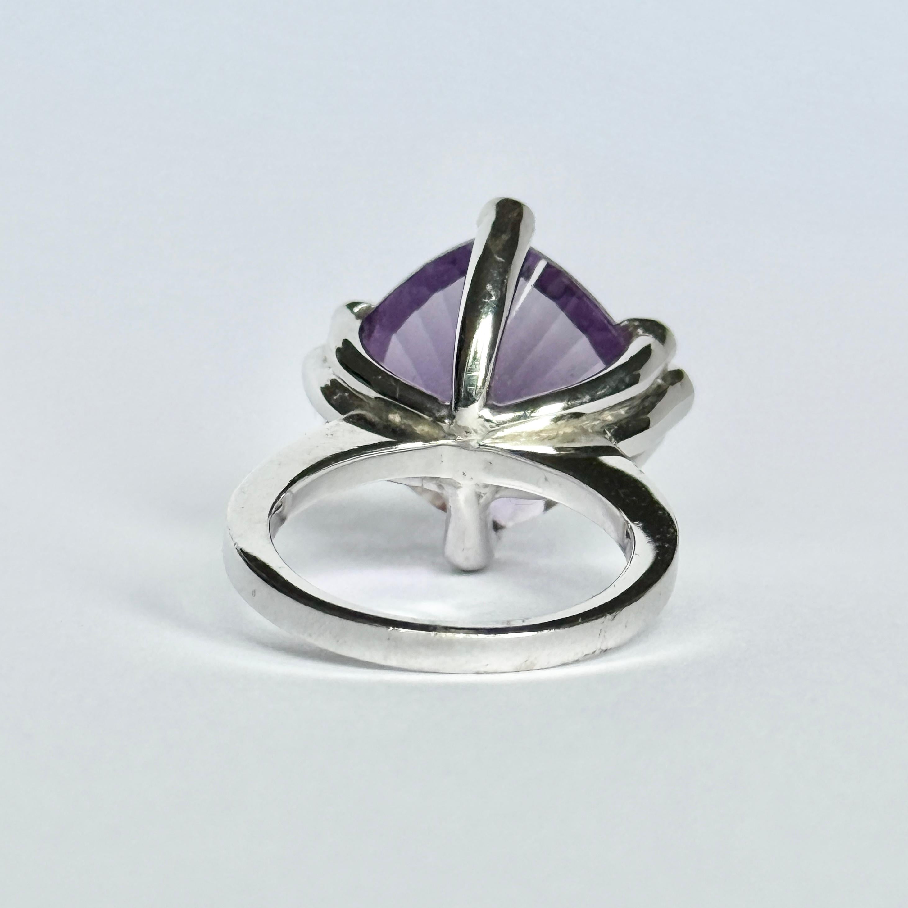 Anello astratto d'epoca con ametista e diamante in oro bianco 18 carati In condizioni ottime in vendita a Chipping Campden, GB