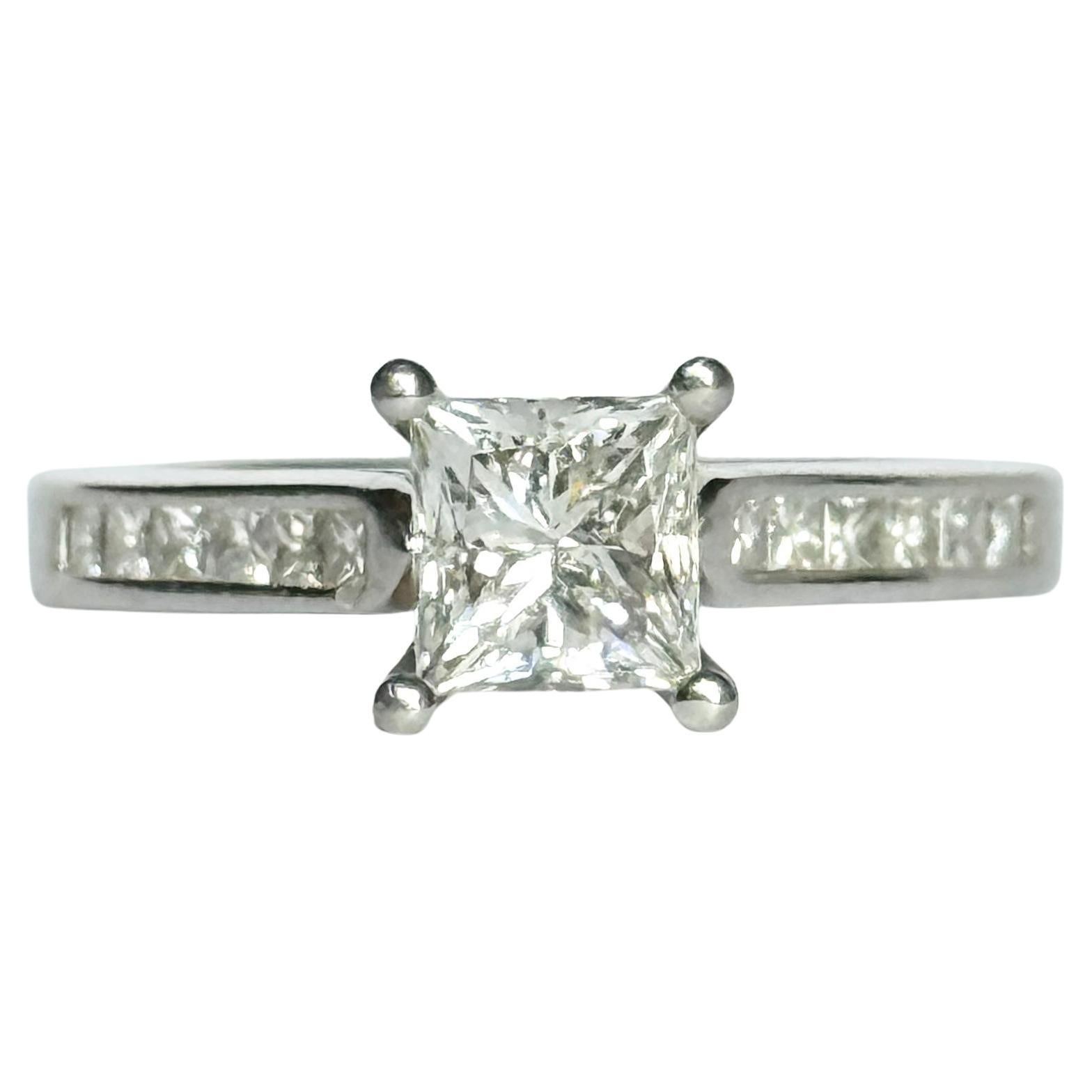 Anello in platino e diamanti taglio principessa vintage