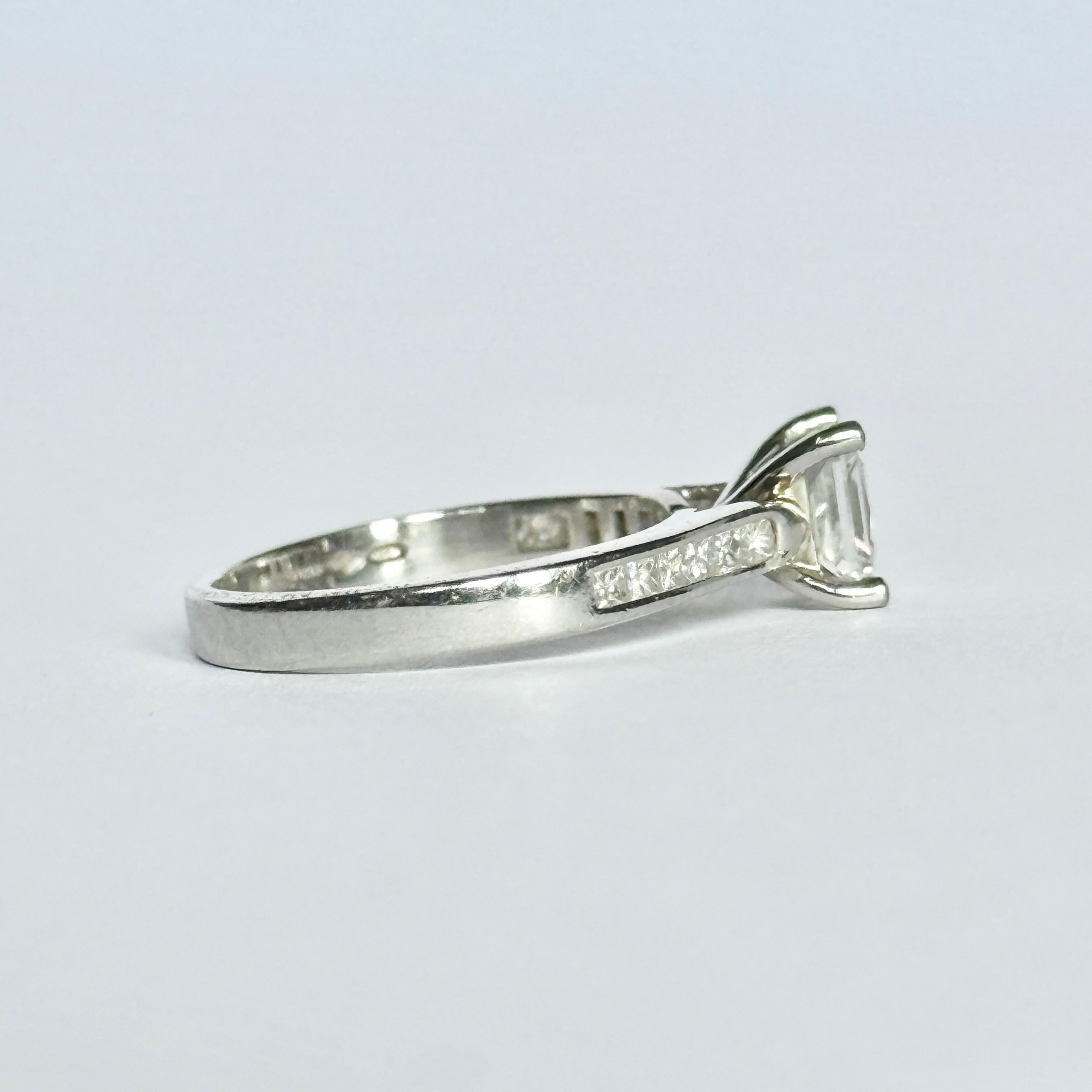 Anello in platino e diamanti taglio principessa vintage in vendita 1