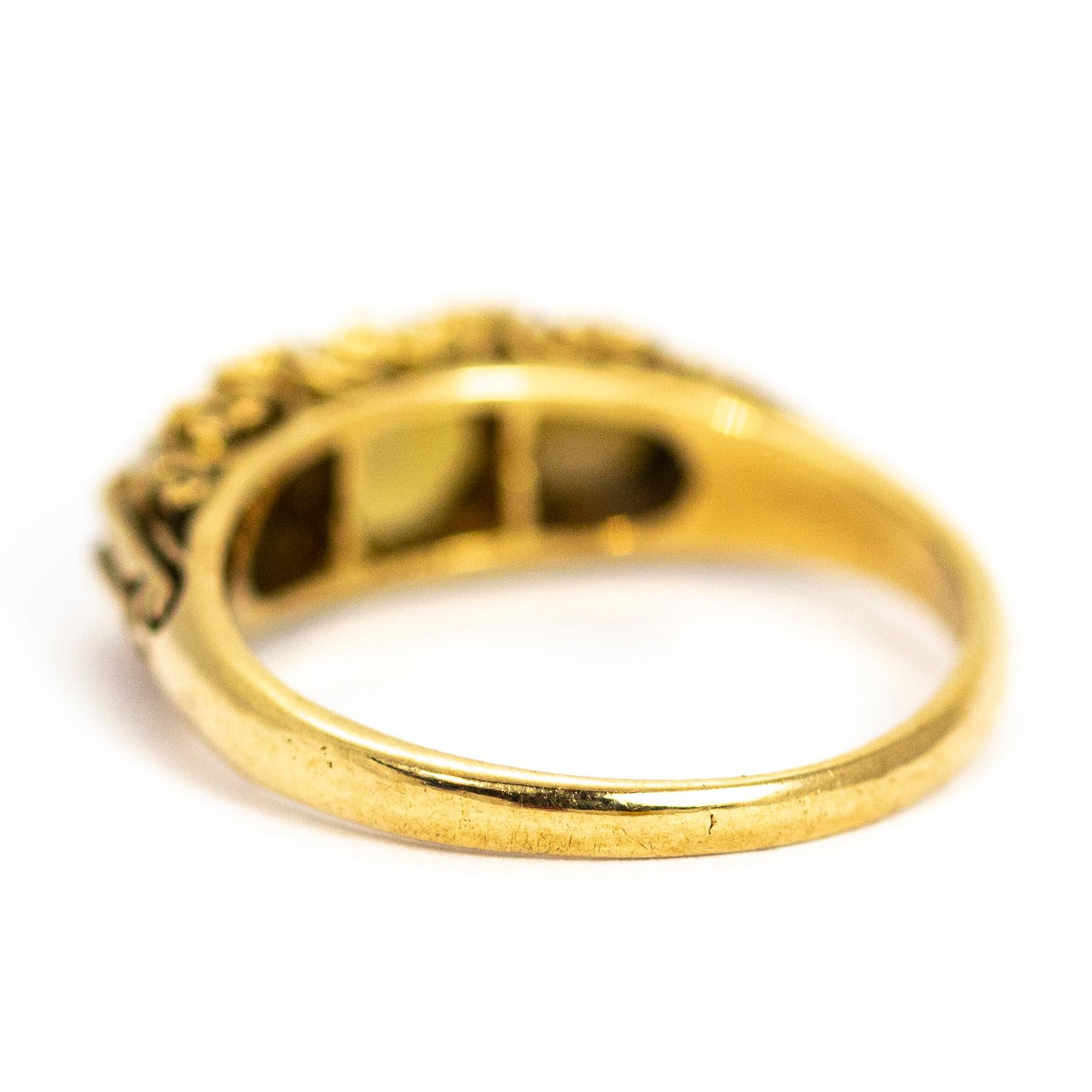 Taille ronde Vintage 9 Carat Gold Pearl and Diamond Three-Stone Ring (Bague à trois pierres en or 9 carats) en vente
