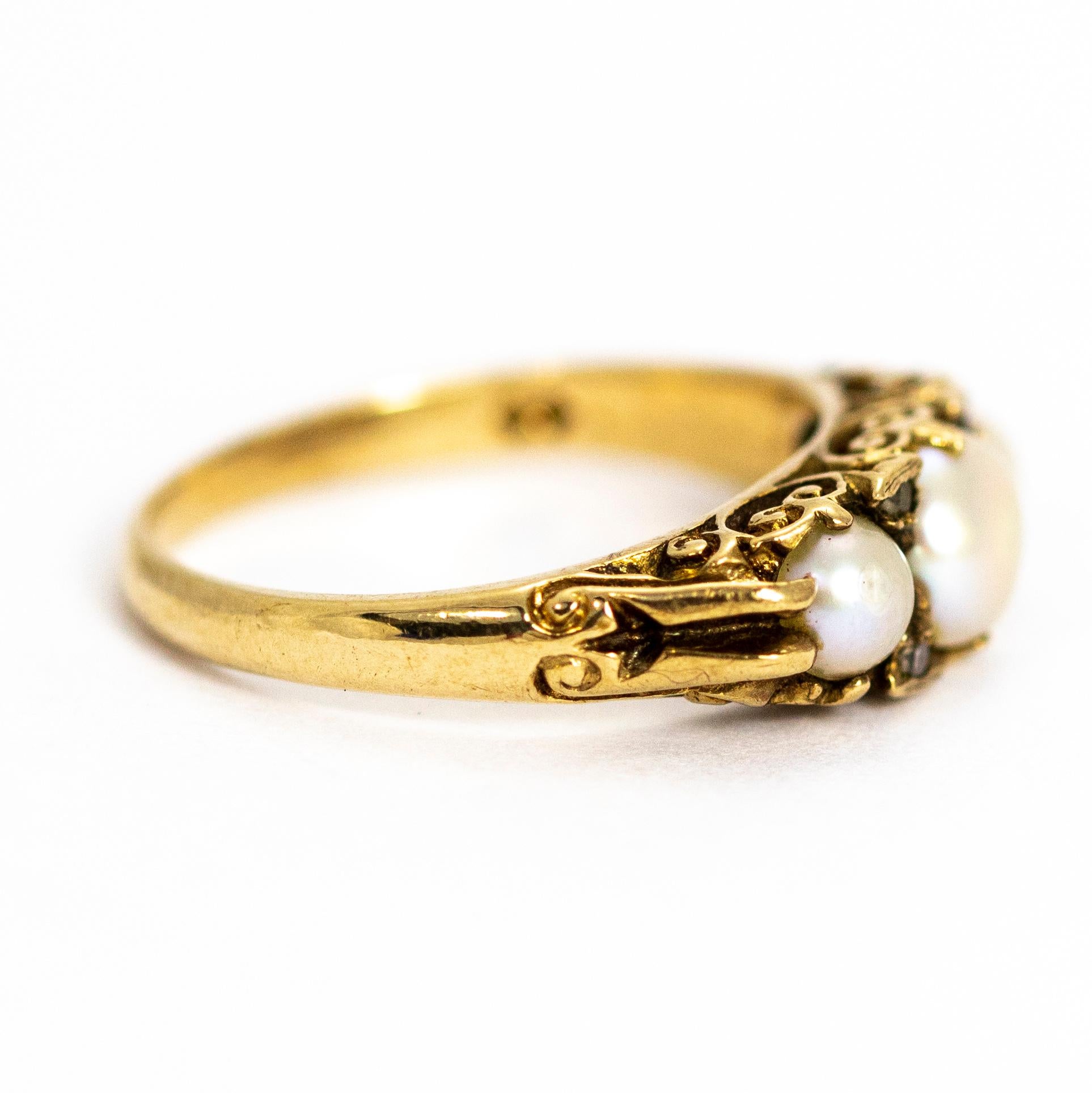 Vintage 9 Carat Gold Pearl and Diamond Three-Stone Ring (Bague à trois pierres en or 9 carats) Unisexe en vente