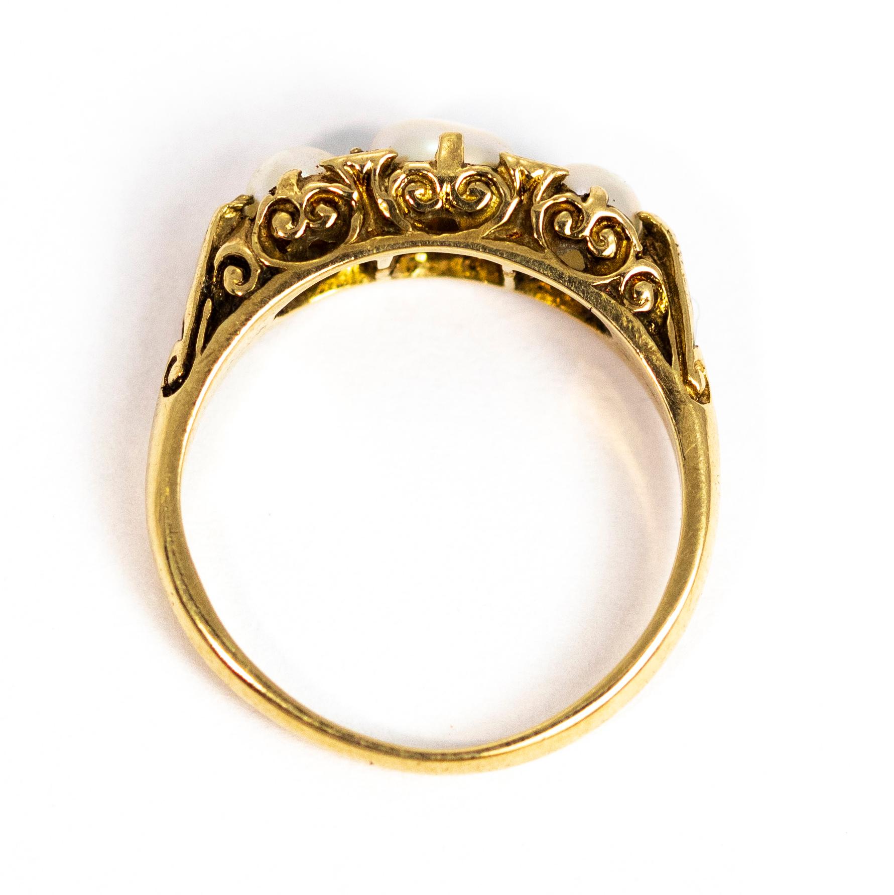 Vintage 9 Carat Gold Pearl and Diamond Three-Stone Ring (Bague à trois pierres en or 9 carats) en vente 2