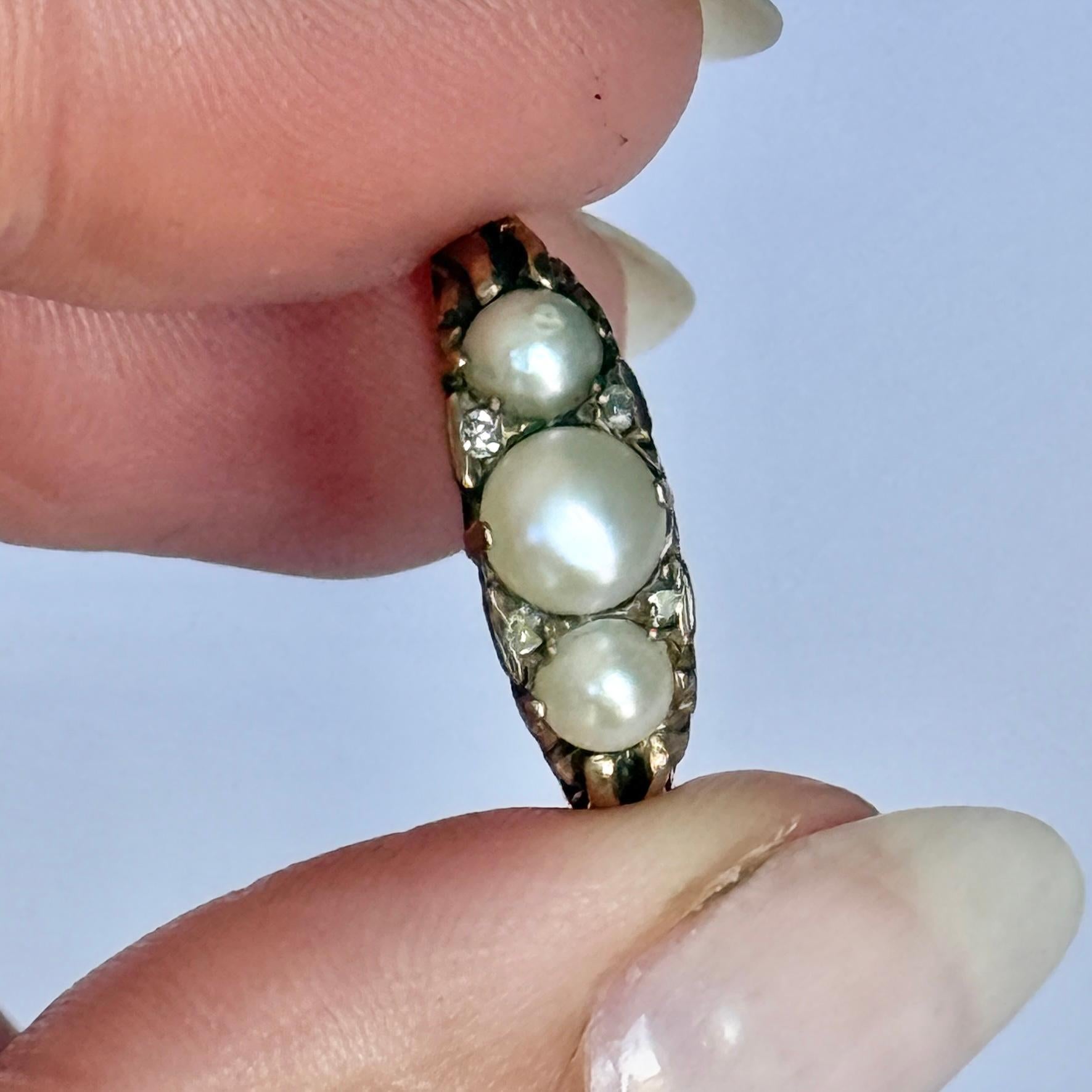 Vintage 9 Carat Gold Pearl and Diamond Three-Stone Ring (Bague à trois pierres en or 9 carats) en vente 5