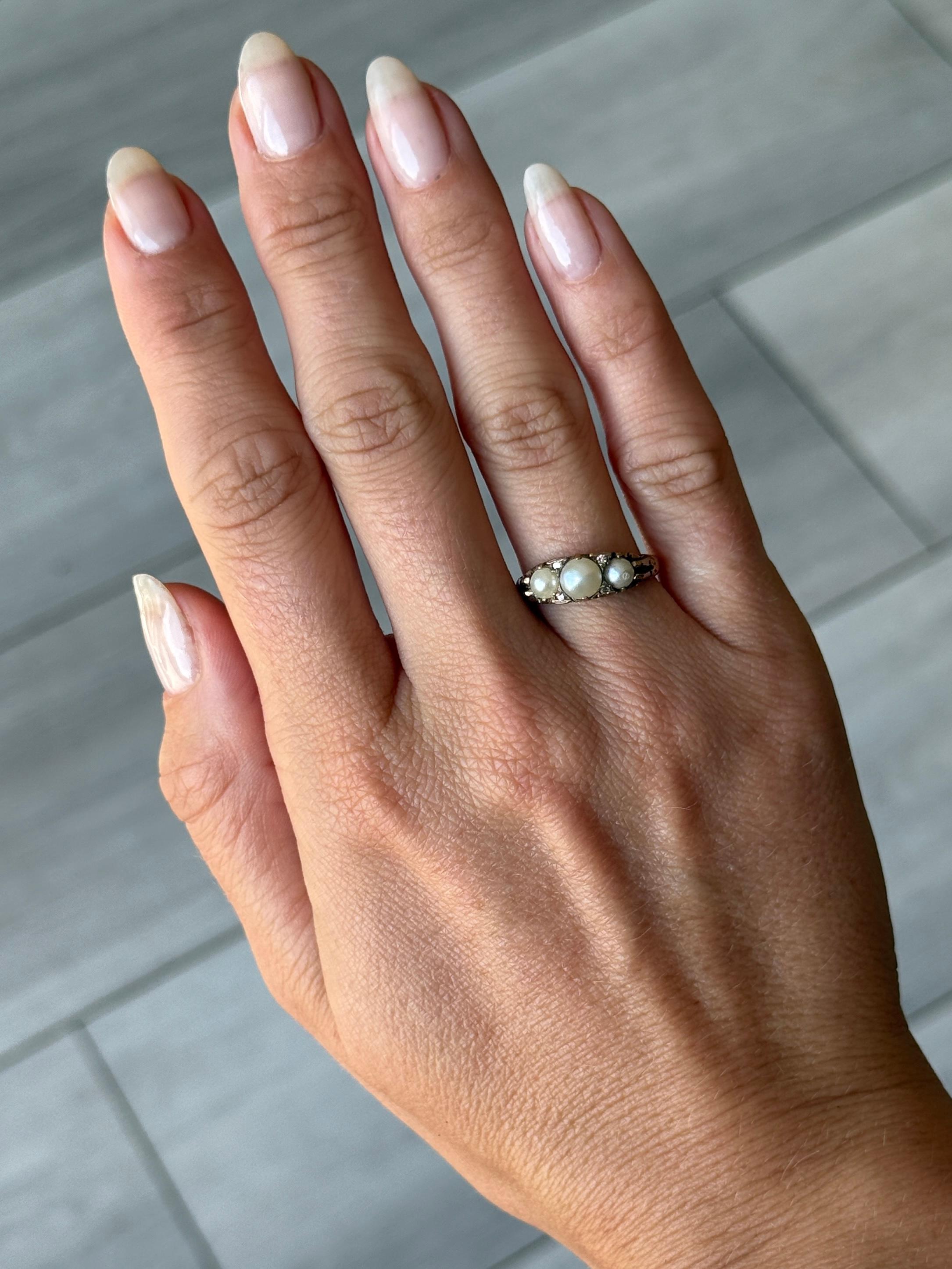Vintage 9 Carat Gold Pearl and Diamond Three-Stone Ring (Bague à trois pierres en or 9 carats) en vente 3