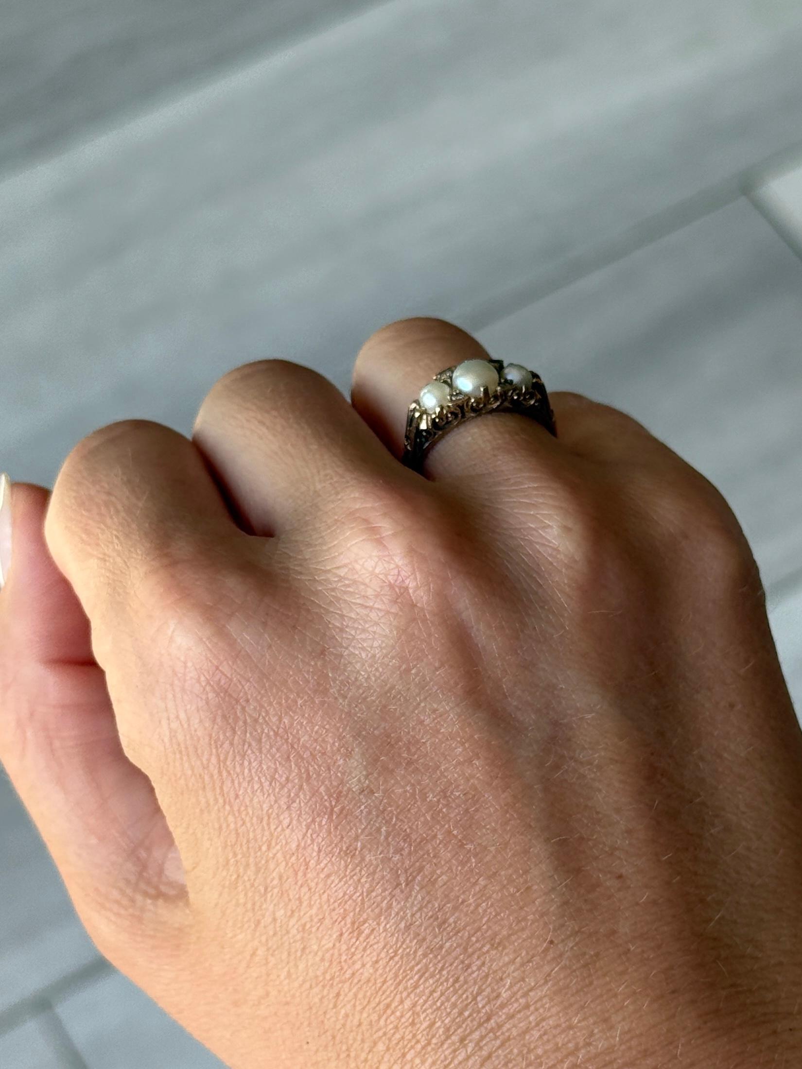 Vintage 9 Carat Gold Pearl and Diamond Three-Stone Ring (Bague à trois pierres en or 9 carats) en vente 4