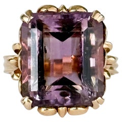 Anello da cocktail d'epoca con ametista e oro 18 carati, con galleria a forma di cuore