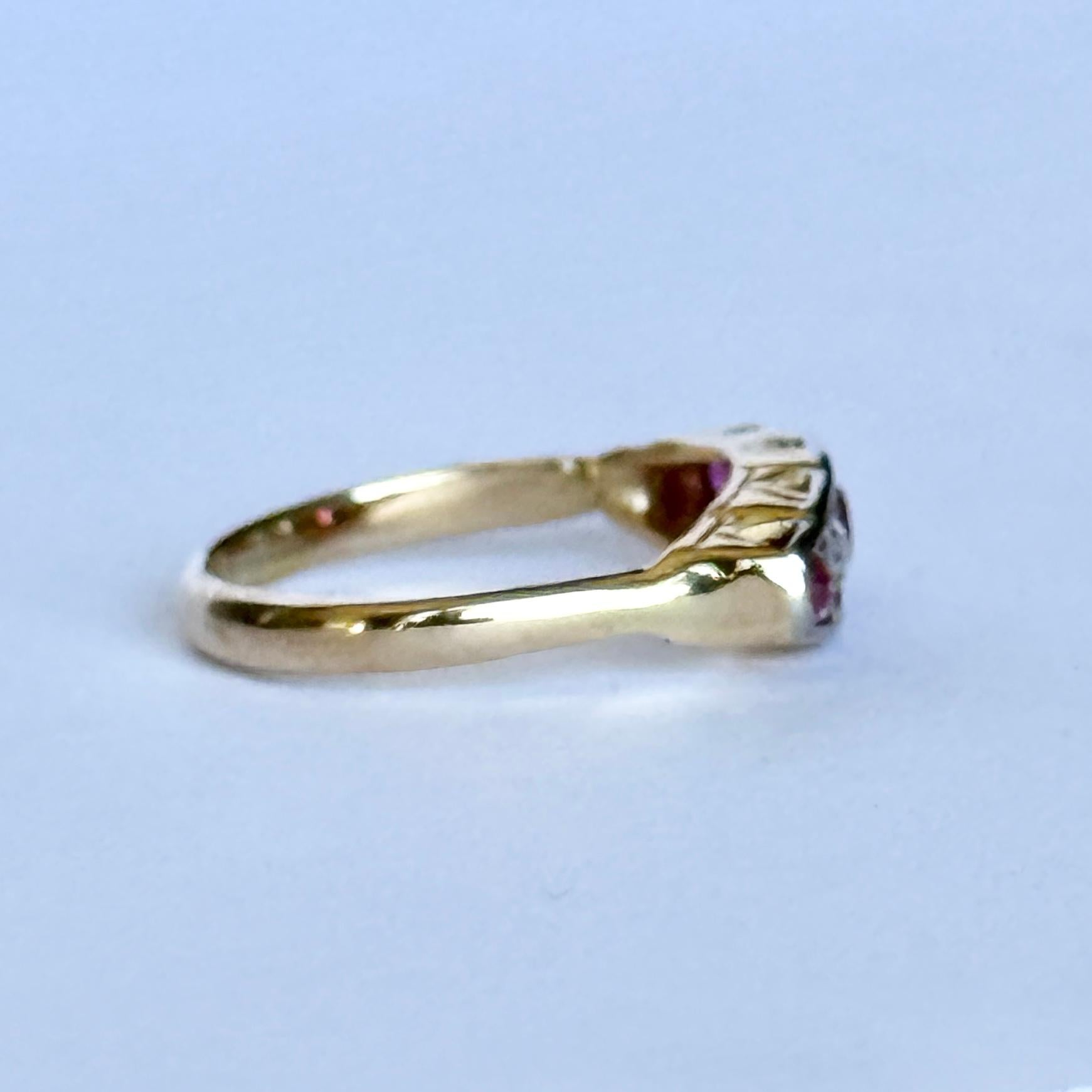 Bague à cinq pierres en or 18 carats et platine, avec diamants et rubis, de style Art déco en vente 1