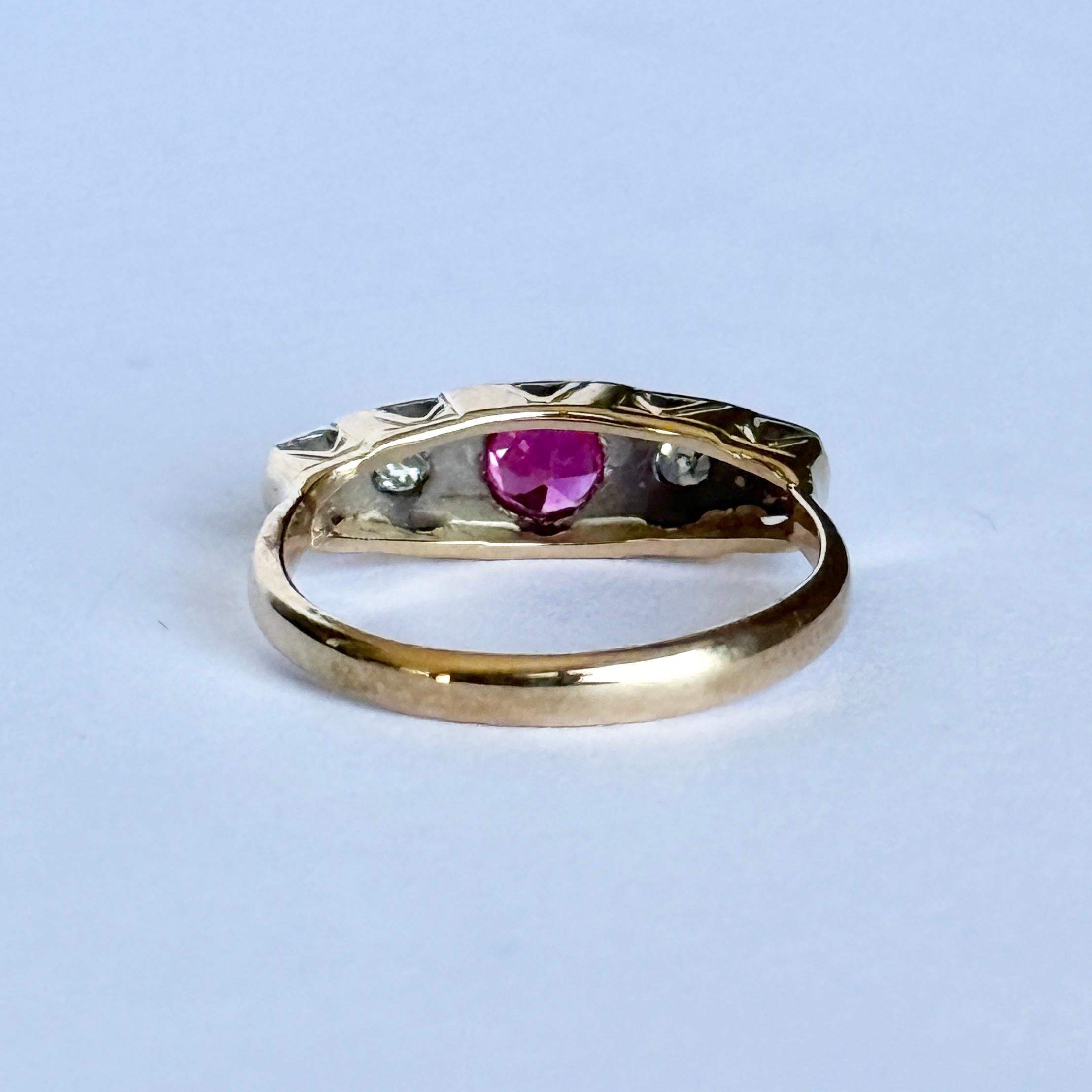 Bague à cinq pierres en or 18 carats et platine, avec diamants et rubis, de style Art déco Bon état - En vente à Chipping Campden, GB