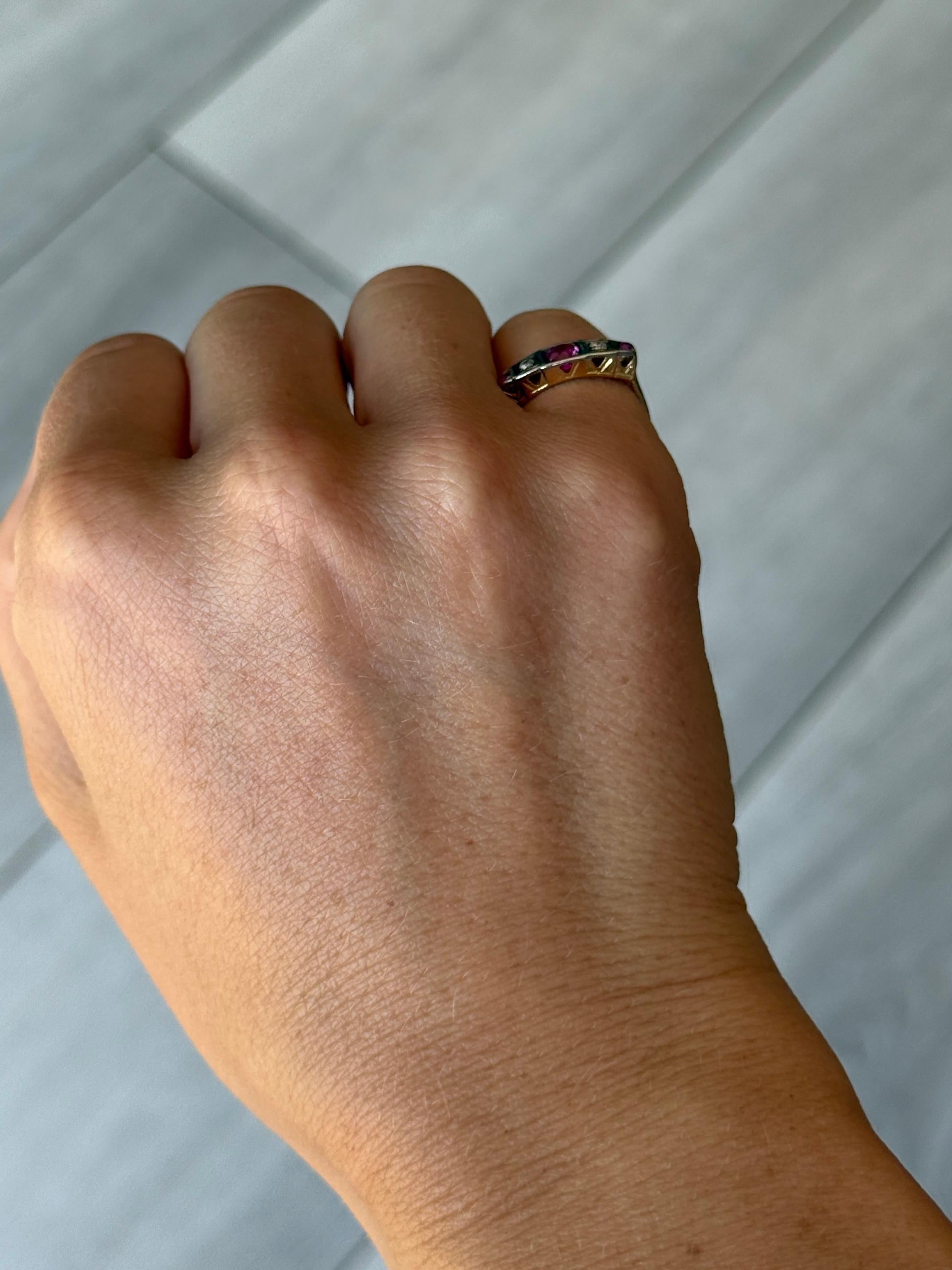 Bague à cinq pierres en or 18 carats et platine, avec diamants et rubis, de style Art déco Unisexe en vente