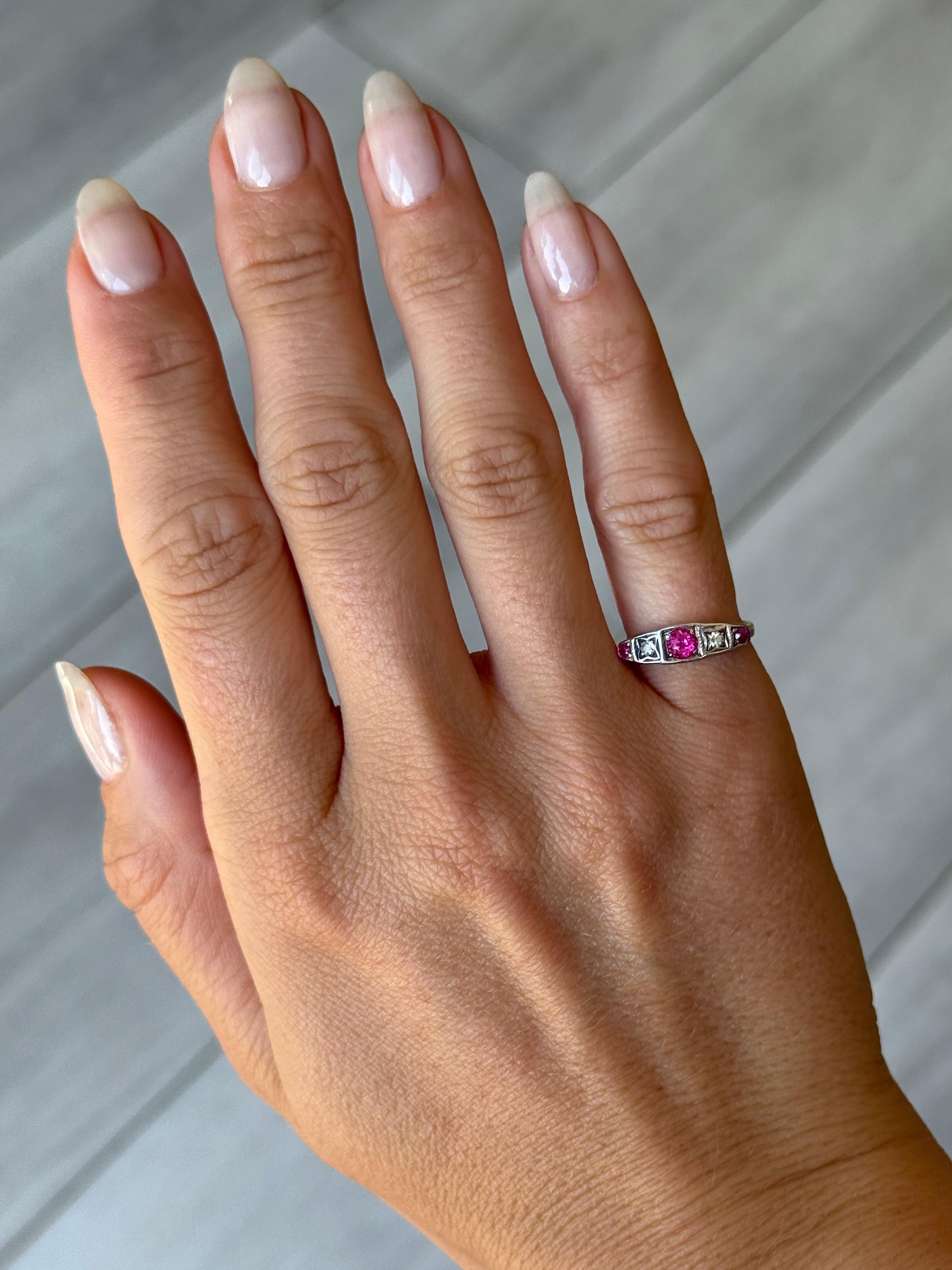 Taille ronde Bague à cinq pierres en or 18 carats et platine, avec diamants et rubis, de style Art déco en vente
