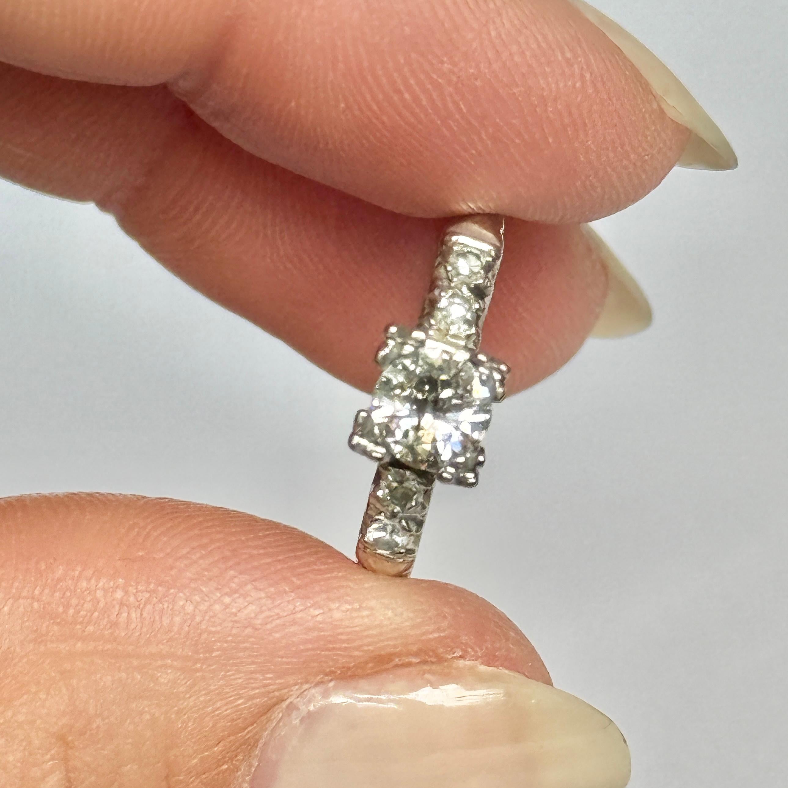 Ein atemberaubender Diamant-Solitärring aus der Edwardianischen Ära um 1901. Der schöne zentrale alte europäische Schliff Diamant misst 80 Punkte, H Farbe und VS2 Klarheit. Die Schultern sind jeweils mit einem Paar Diamanten besetzt, die in 14 Karat