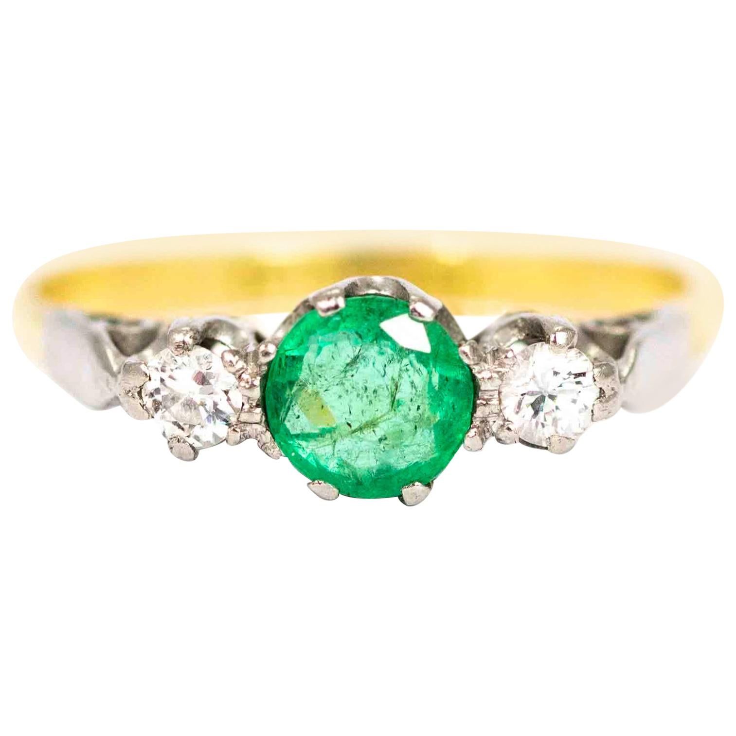 Vintage 18 Carat Gold and Platinum Emerald and Diamond Three-Stone Ring (Bague à trois pierres en or 18 carats et en platine avec émeraudes et diamants)