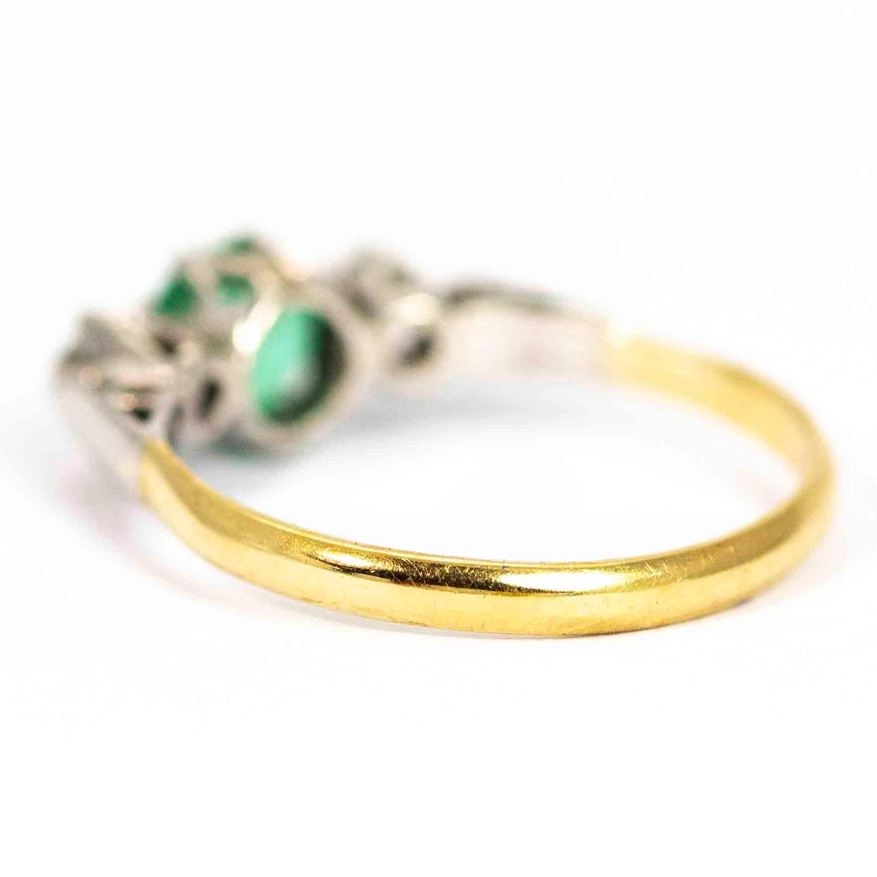 Édouardien Vintage 18 Carat Gold and Platinum Emerald and Diamond Three-Stone Ring (Bague à trois pierres en or 18 carats et en platine avec émeraudes et diamants) en vente