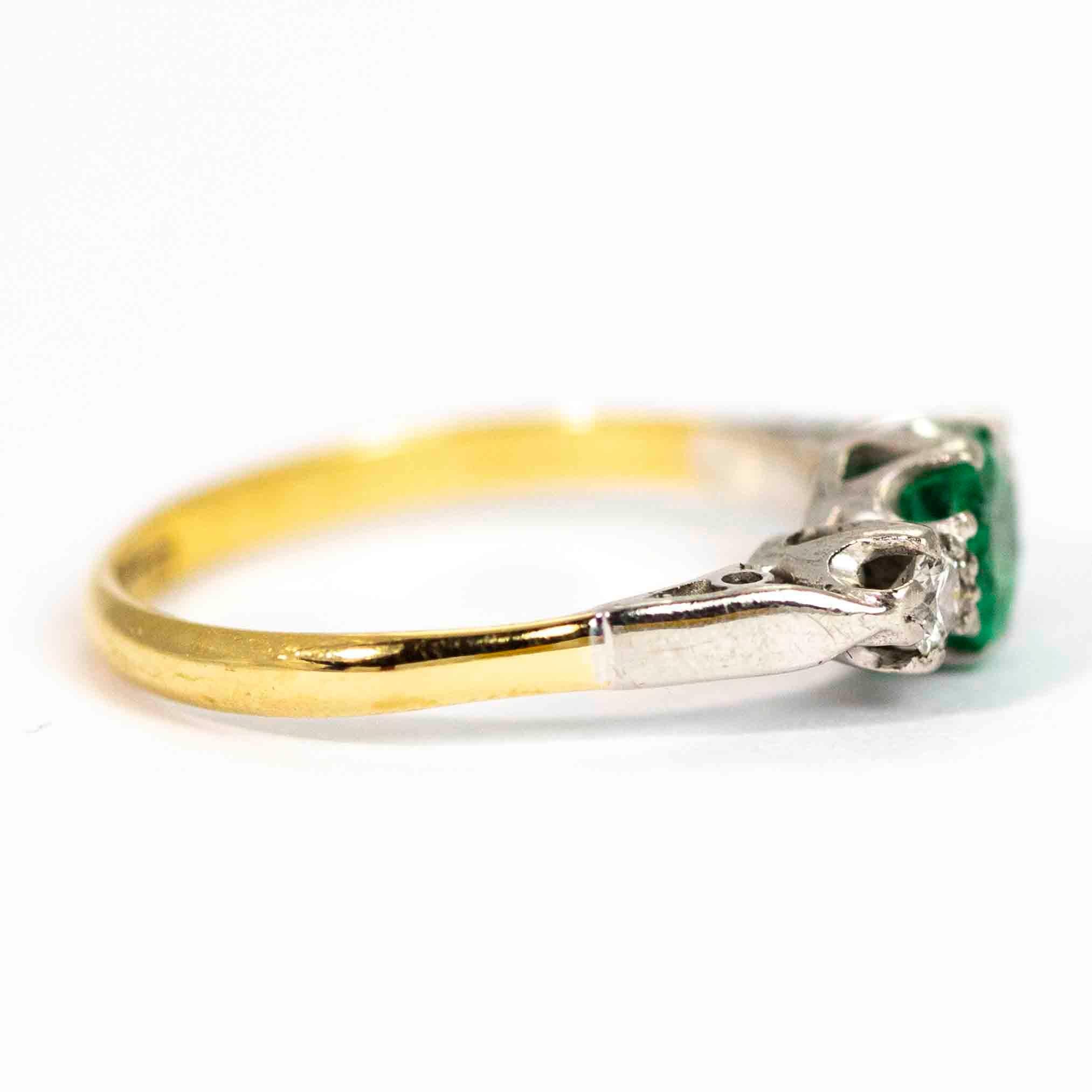 Vintage 18 Carat Gold and Platinum Emerald and Diamond Three-Stone Ring (Bague à trois pierres en or 18 carats et en platine avec émeraudes et diamants) Bon état - En vente à Chipping Campden, GB