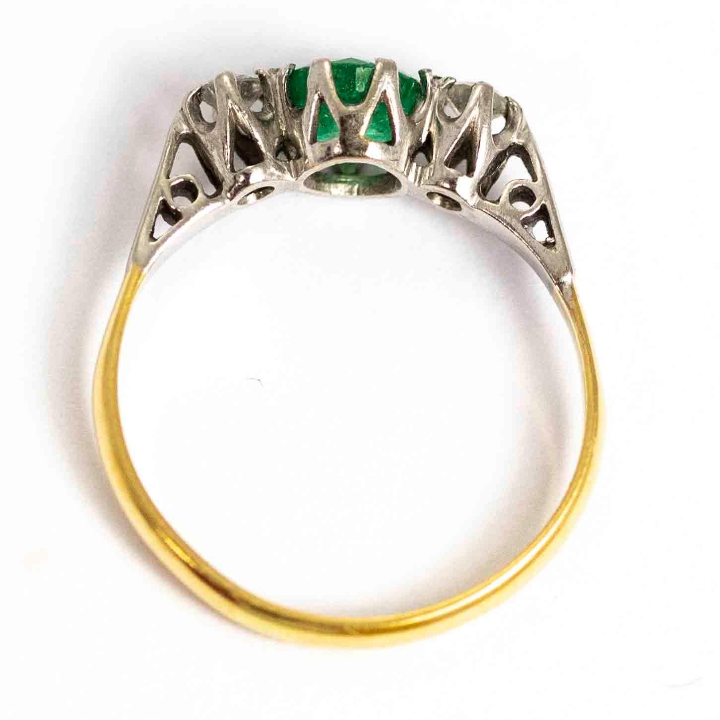 Vintage 18 Carat Gold and Platinum Emerald and Diamond Three-Stone Ring (Bague à trois pierres en or 18 carats et en platine avec émeraudes et diamants) en vente 1
