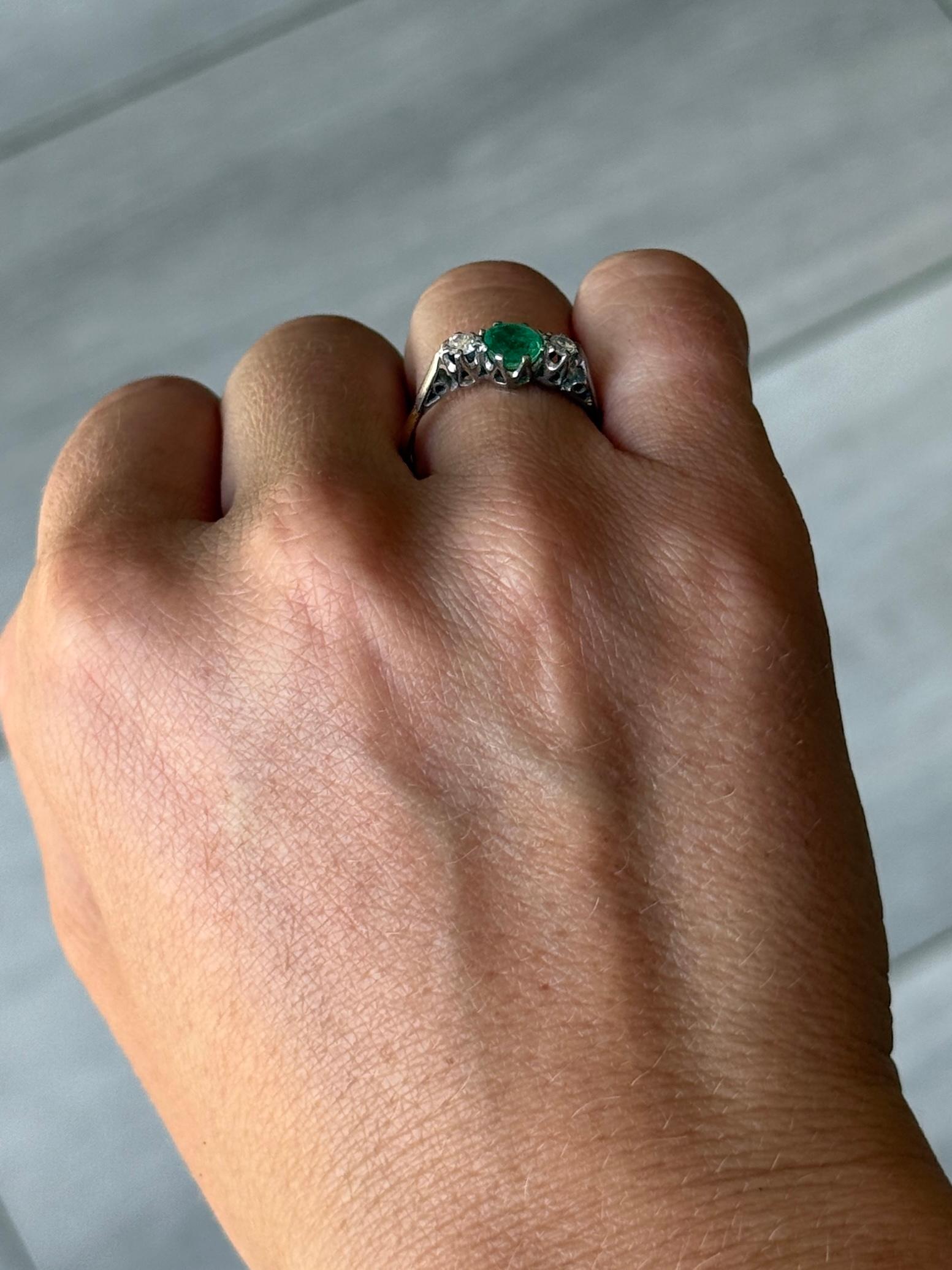Vintage 18 Carat Gold and Platinum Emerald and Diamond Three-Stone Ring (Bague à trois pierres en or 18 carats et en platine avec émeraudes et diamants) en vente 2
