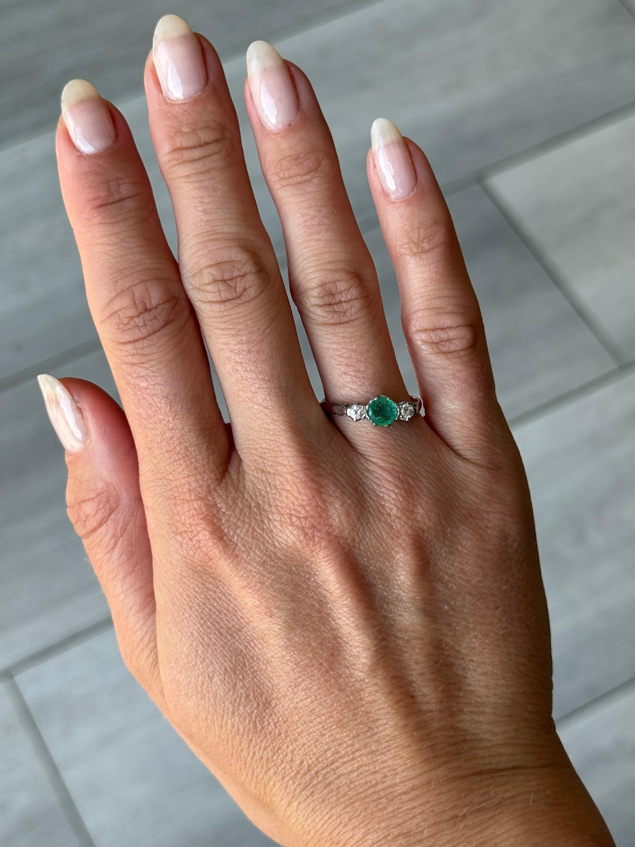 Vintage 18 Carat Gold and Platinum Emerald and Diamond Three-Stone Ring (Bague à trois pierres en or 18 carats et en platine avec émeraudes et diamants) en vente 3