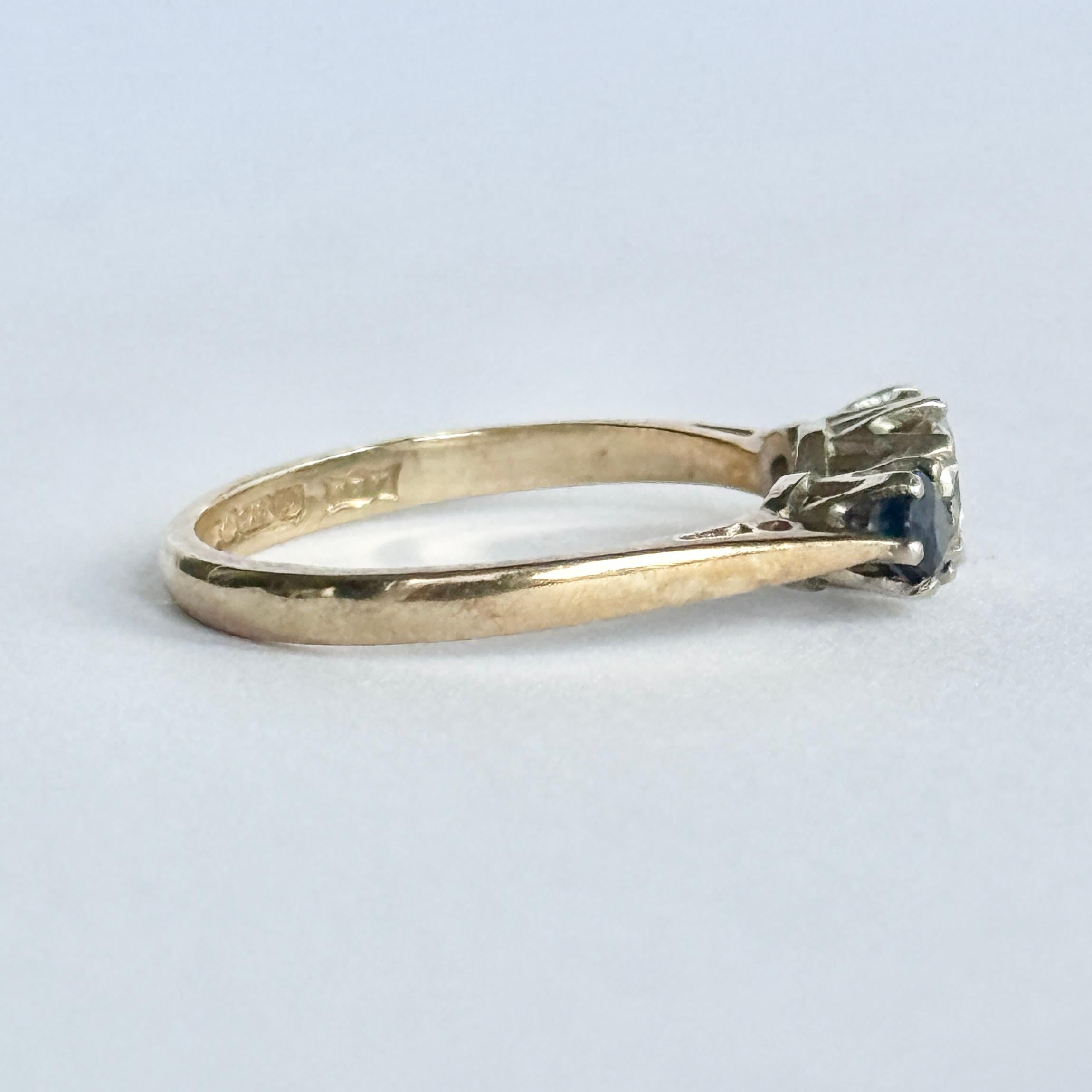 Anello a tre pietre in oro 9 carati con diamanti e zaffiri d'epoca in vendita 1