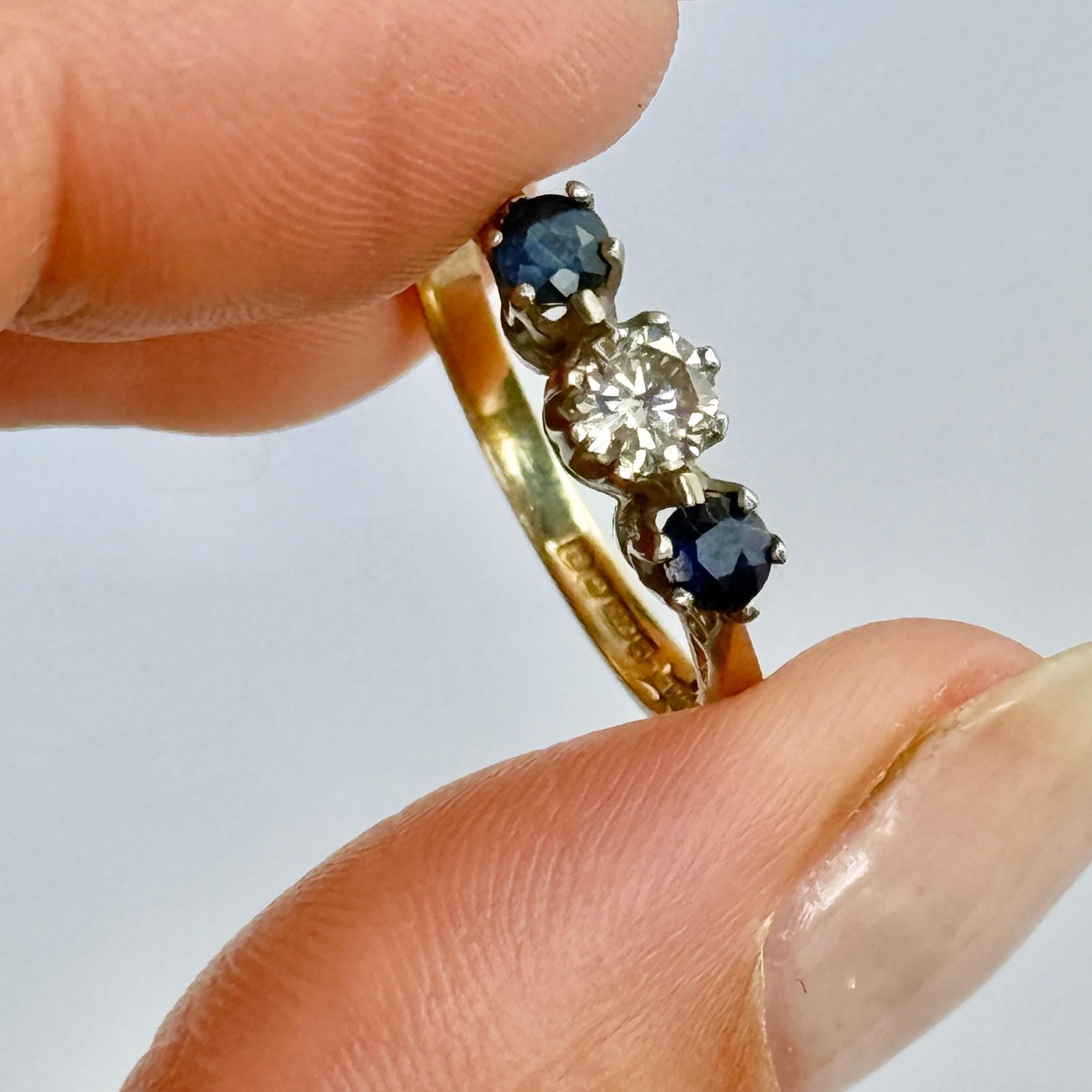 Il Trio di pietre che si trova su questa fascia d'oro a 9 carati è bellissimo! Gli zaffiri incastonati nel platino sono di un colore blu intenso e il diamante è bianco e brillante. Le pietre misurano 35pt per il diamante e 15pt per lo zaffiro.