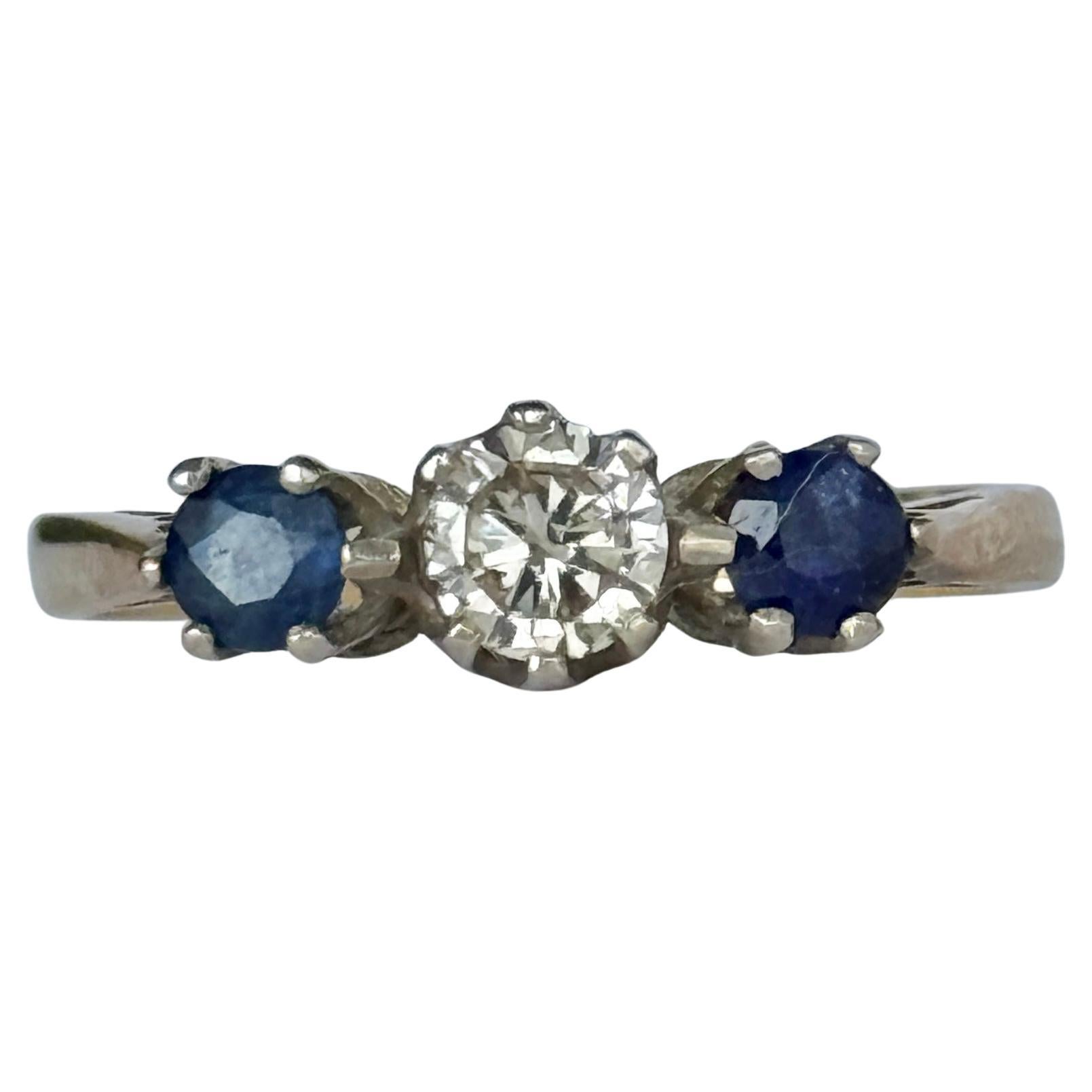 Anello a tre pietre in oro 9 carati con diamanti e zaffiri d'epoca