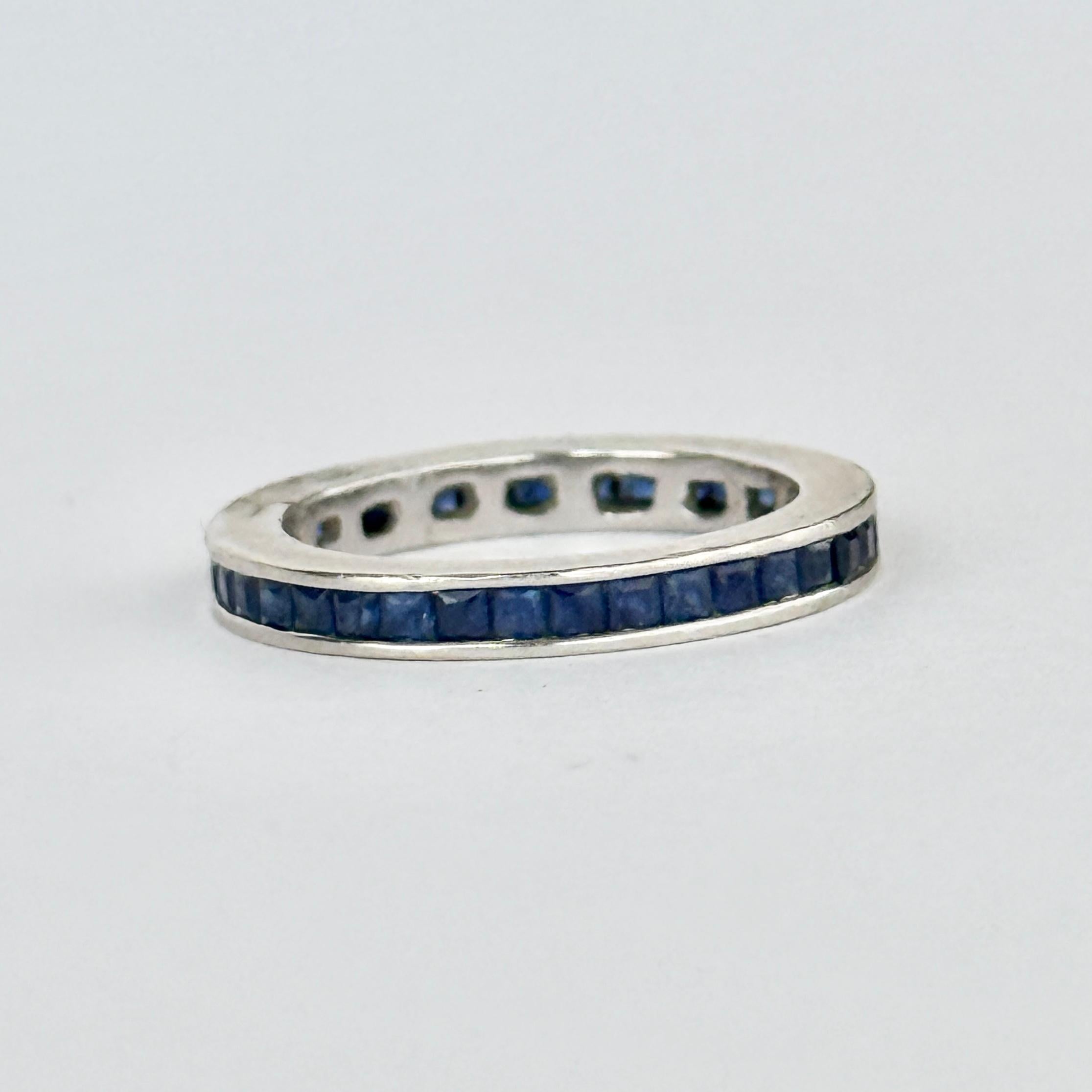 Vintage Saphir und 18 Karat Weißgold Eternity Band (Carréeschliff) im Angebot