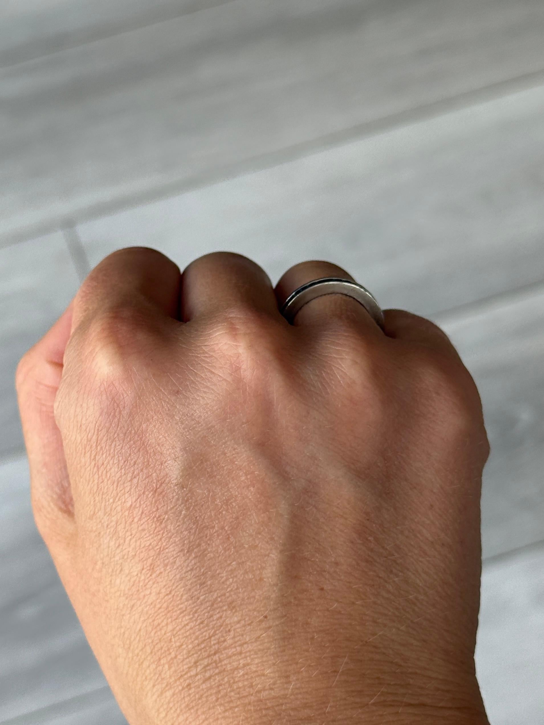Die Saphire in diesem Band sind alle quadratisch geschliffen und schimmern wunderschön. Diese Steine messen etwa 4pts jeder und es gibt insgesamt 38 Steine, die bündig in das Band den ganzen Weg um gesetzt sind. 

Ringgröße: I oder 4 1/4
Breite: 3