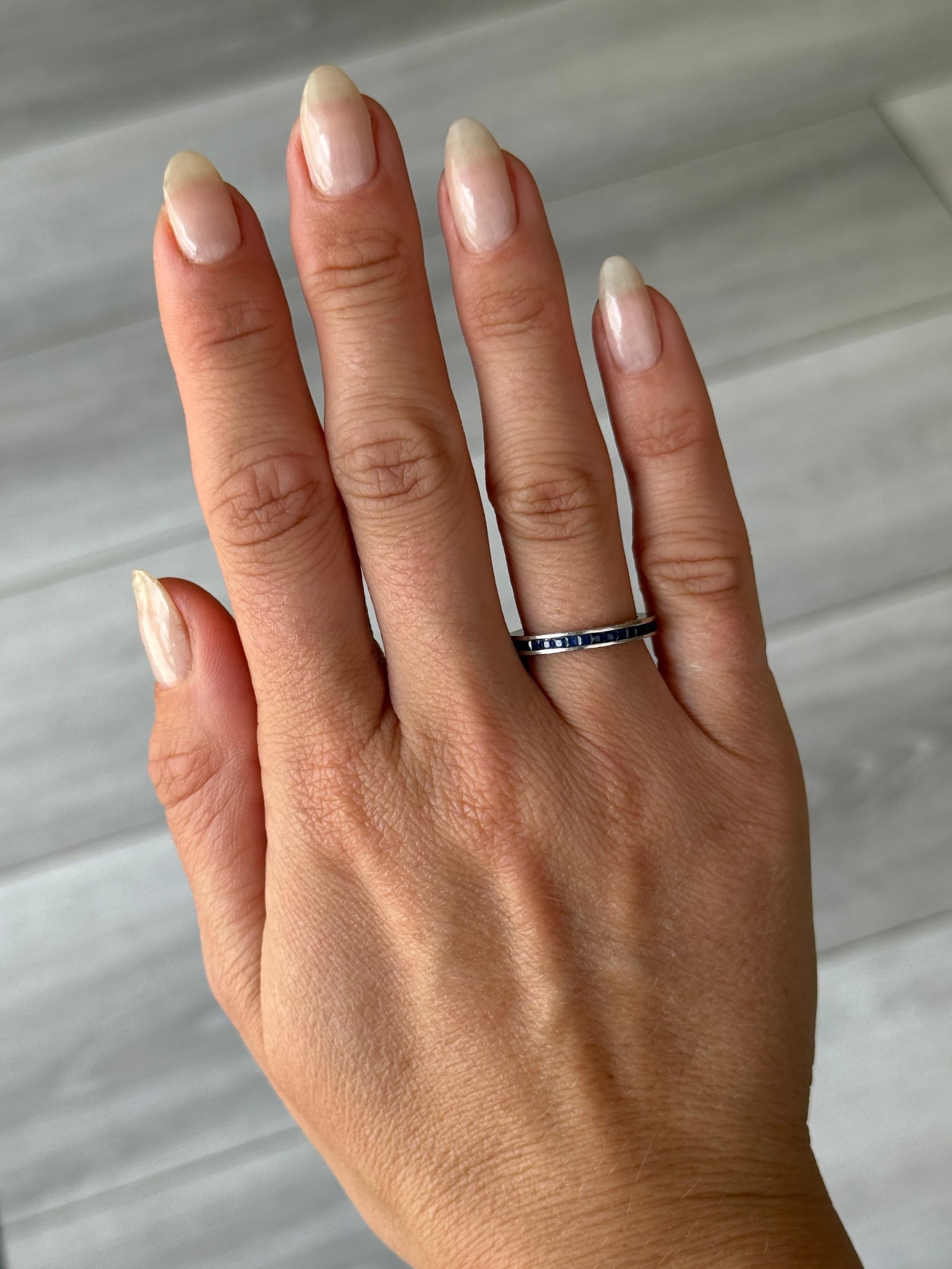 Vintage Saphir und 18 Karat Weißgold Eternity Band (Art déco) im Angebot