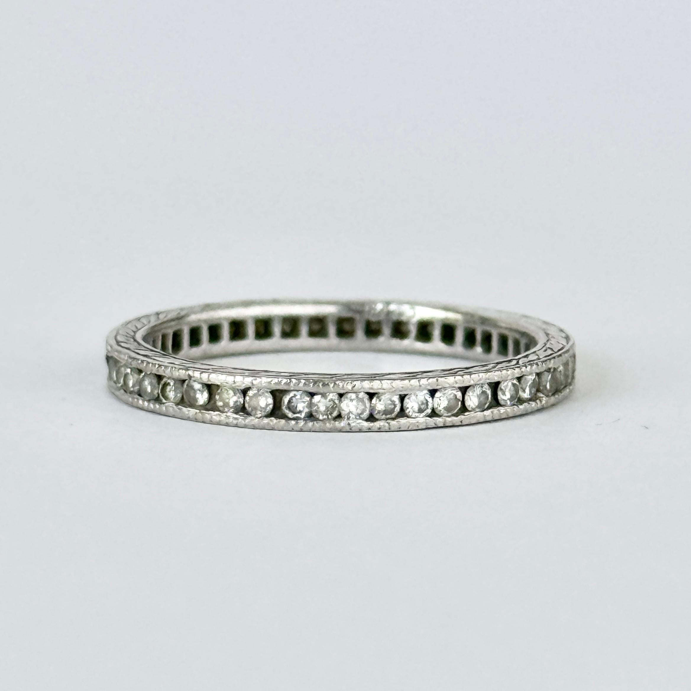 Art déco Bague d'éternité vintage en diamant et platine en vente