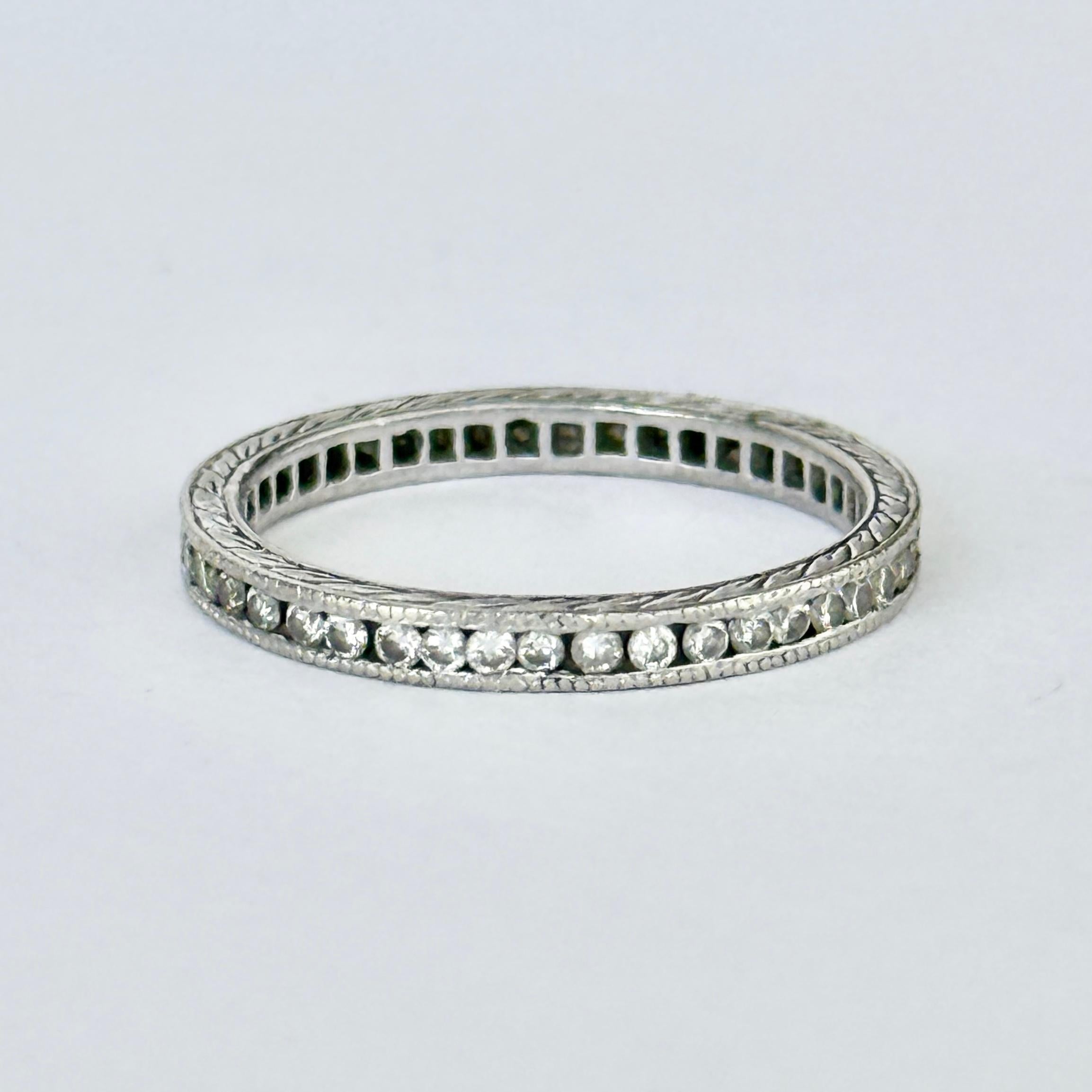 Bague d'éternité vintage en diamant et platine Bon état - En vente à Chipping Campden, GB
