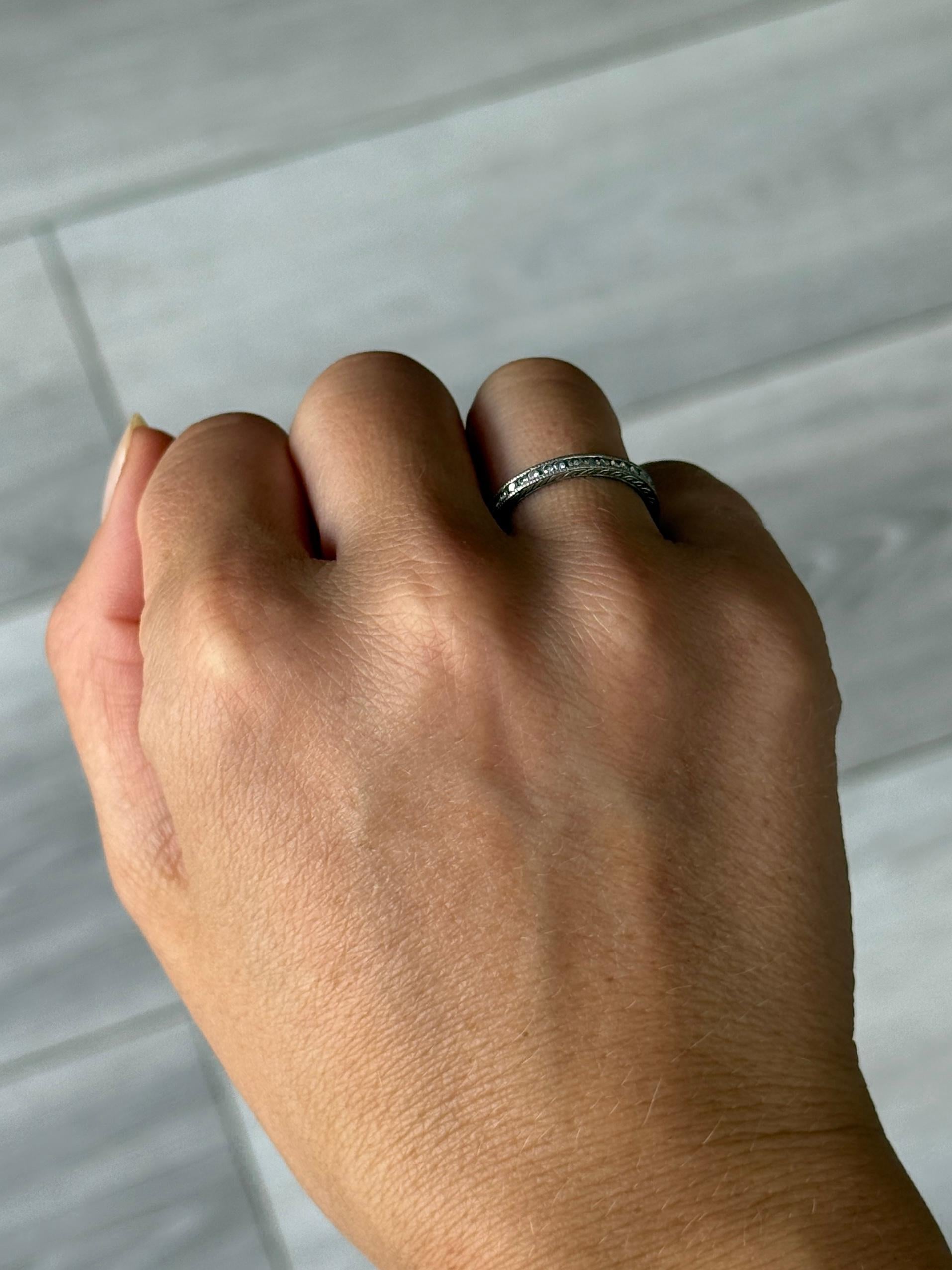 Taille ronde Bague d'éternité vintage en diamant et platine en vente