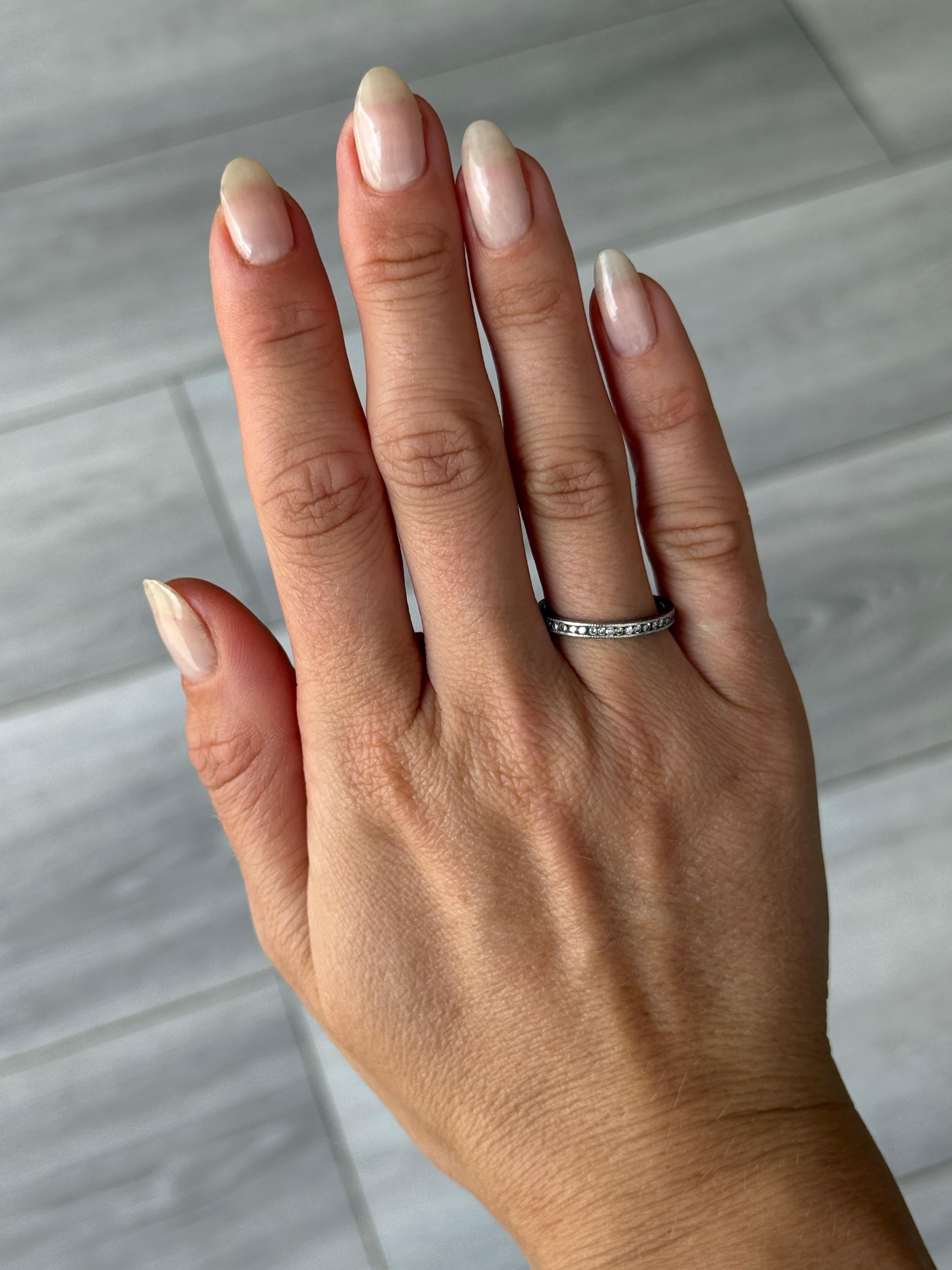 Les délicats diamants ronds qui sont enchâssés dans cette bague mesurent environ 1pt chacun et la bande est modelée en platine. Le bracelet lui-même est magnifiquement gravé sur tout son pourtour. 

Taille de la bague : M ou 6
Largeur de la bande :