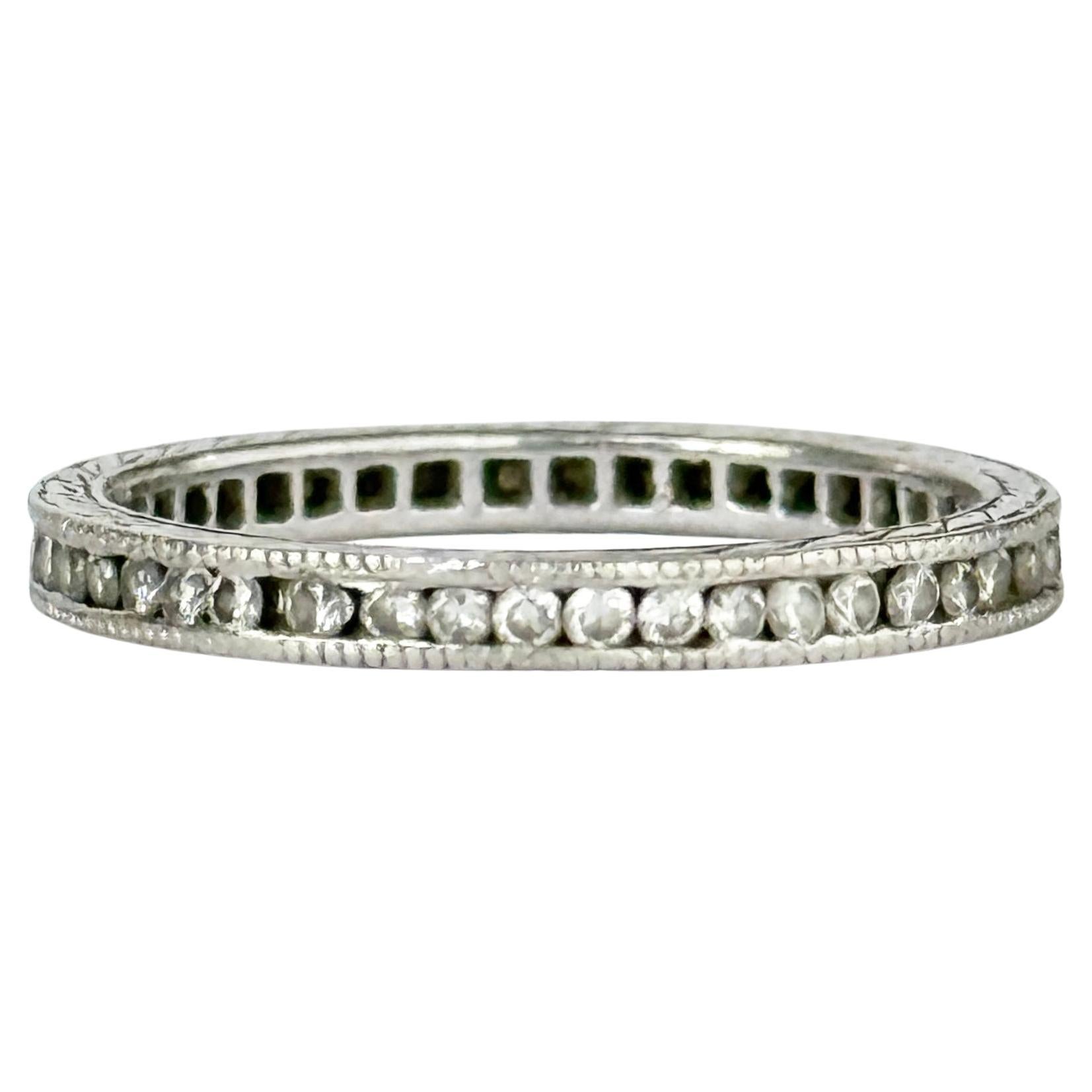 Bague d'éternité vintage en diamant et platine en vente