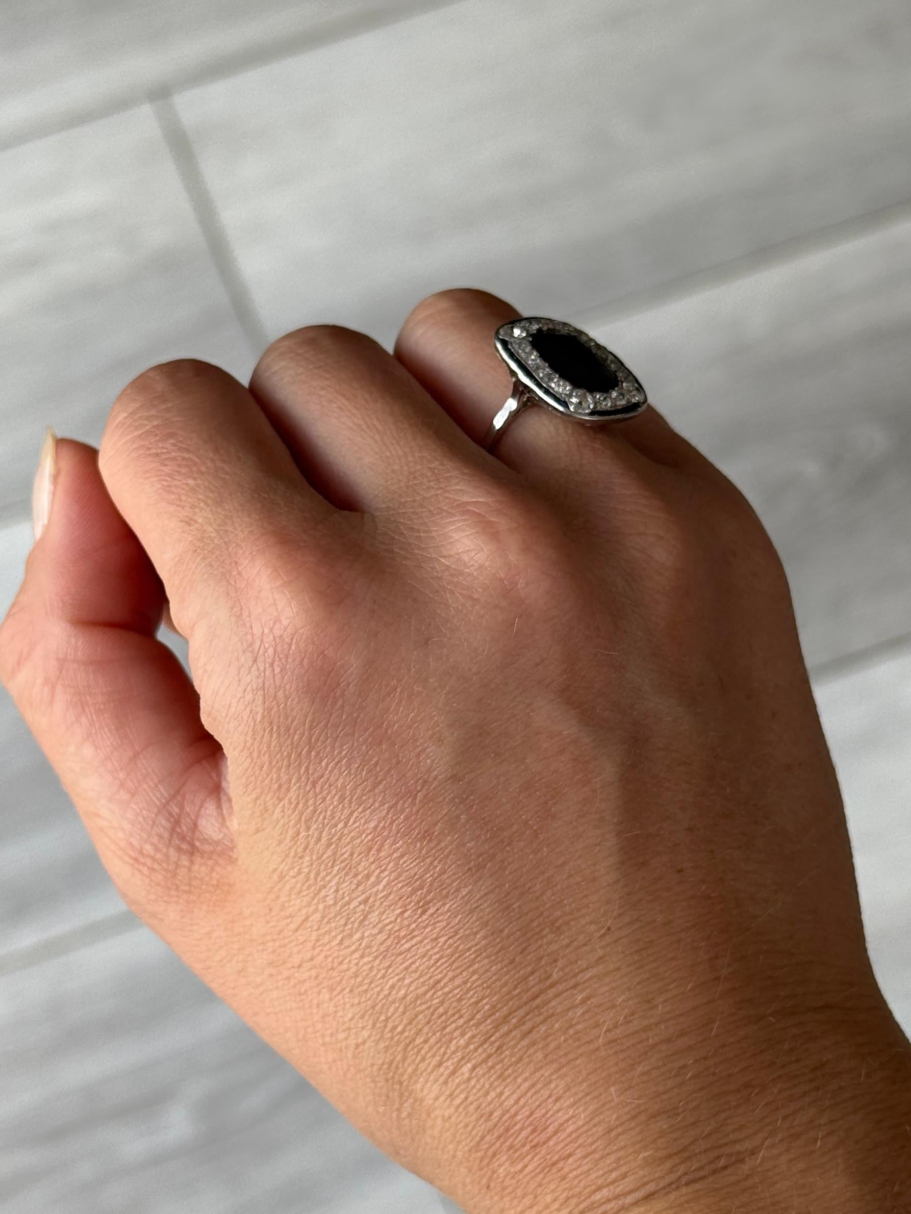 Dieser Ring ist wunderschön und trägt einen tiefblauen Saphir in der Mitte eines Halos aus funkelnden Diamanten und weiteren Saphiren! Der zentrale Saphir misst ca. 3 Karat und die Diamanten sind insgesamt 1 Karat.  Modelliert in Platin.